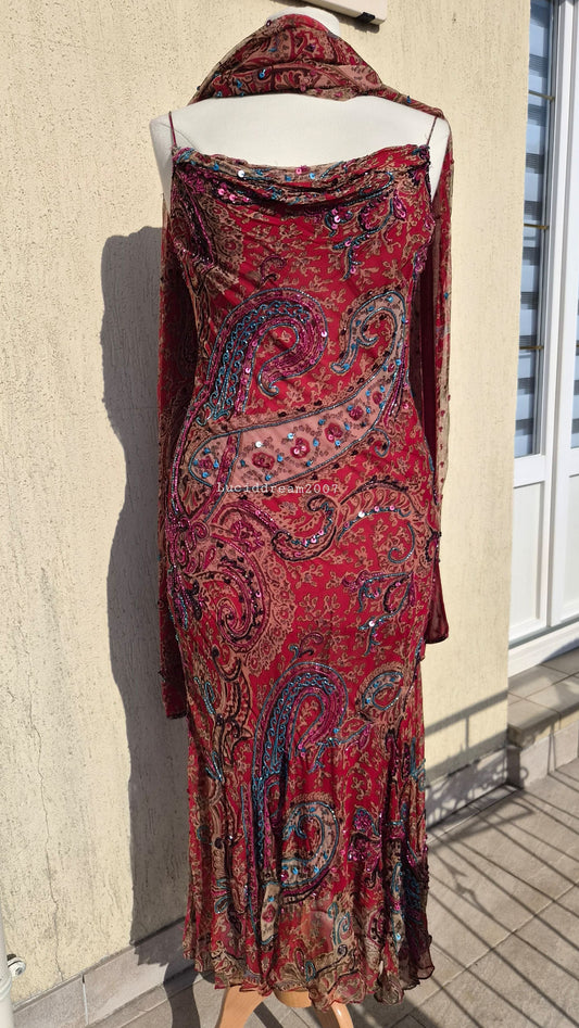 Robe brodée rouge