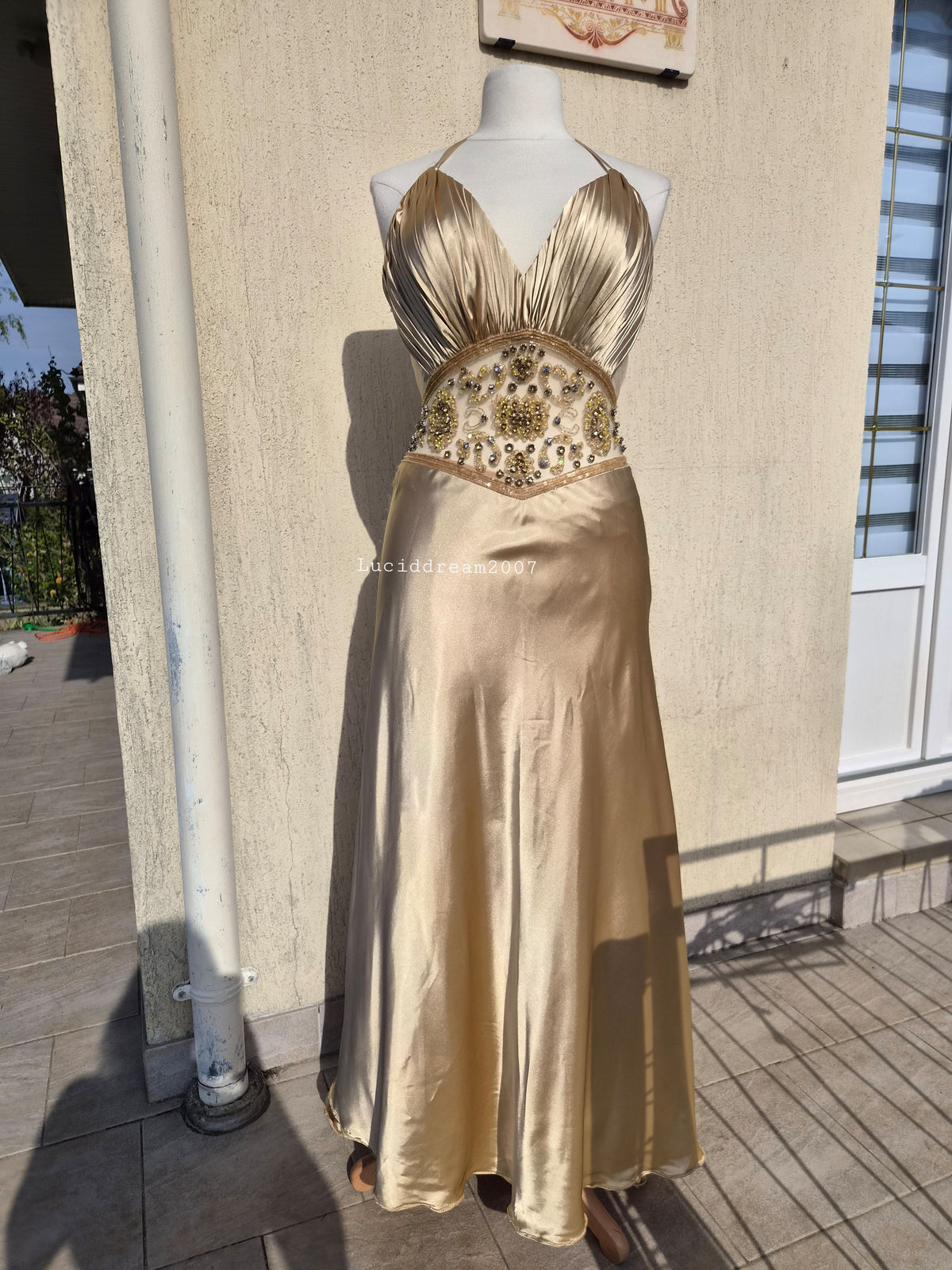 Robe satinée brodée