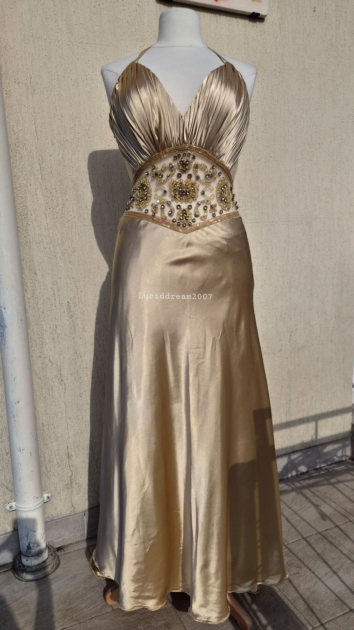 Robe satinée brodée