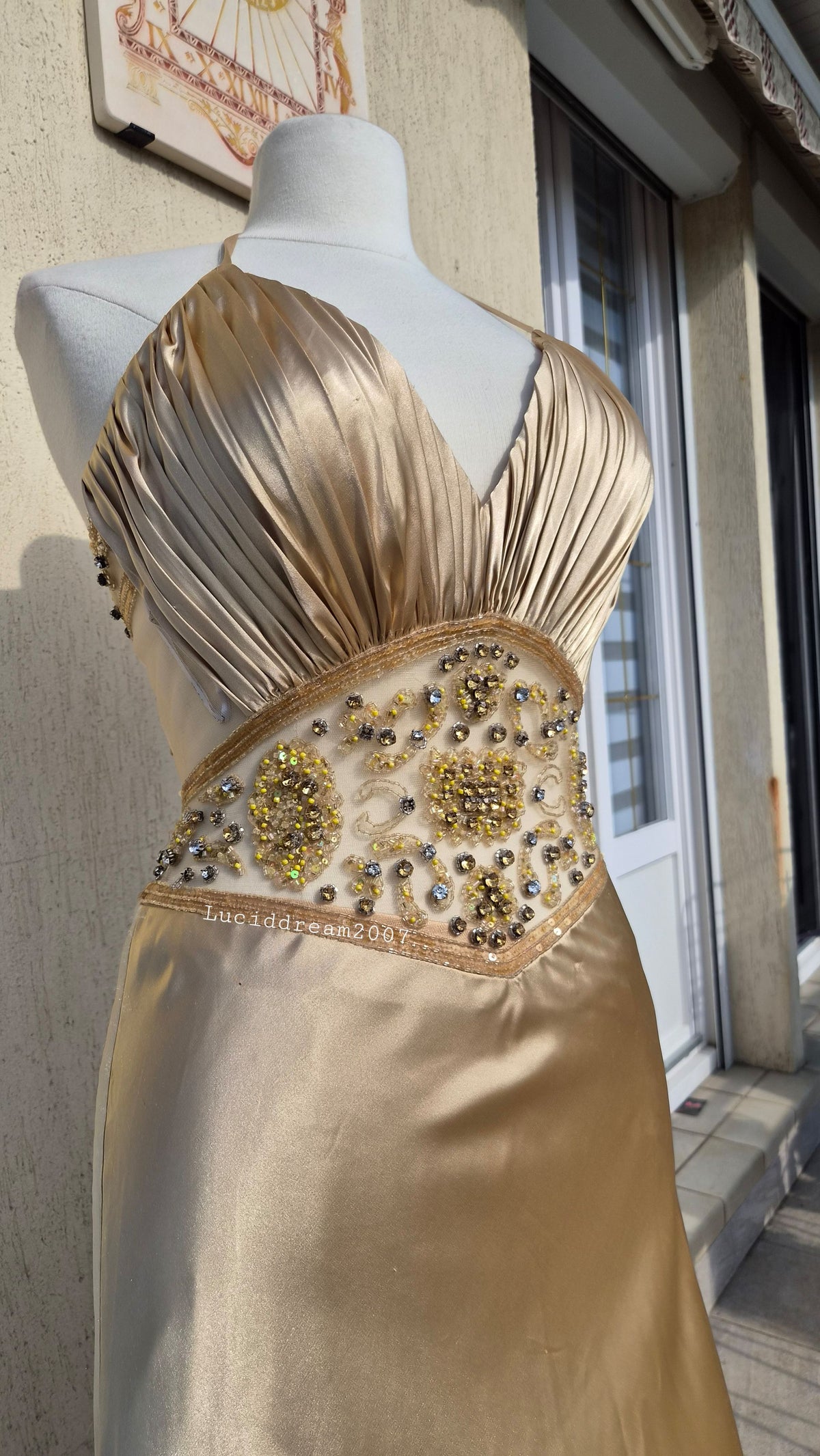 Robe satinée brodée