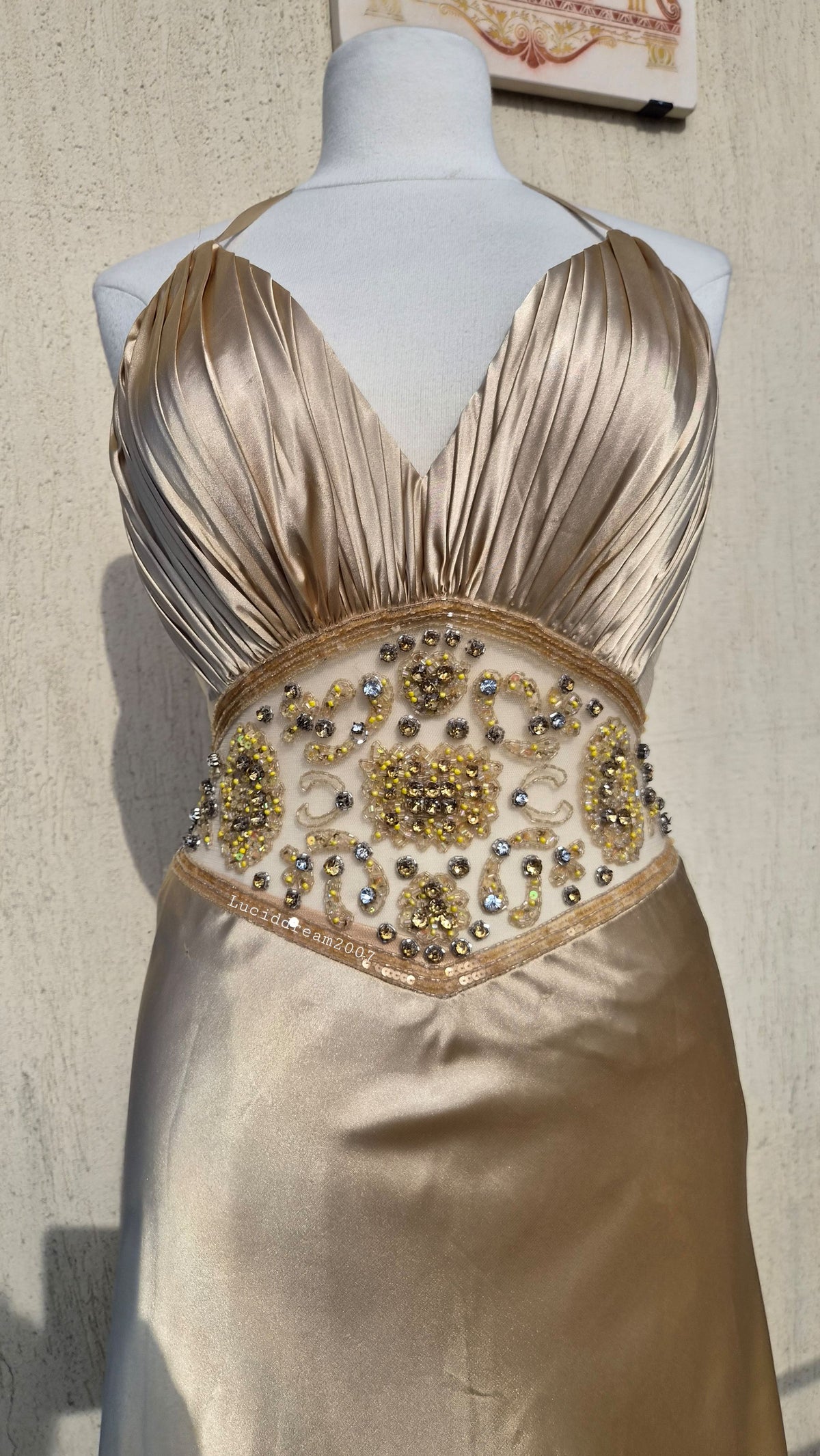 Robe satinée brodée