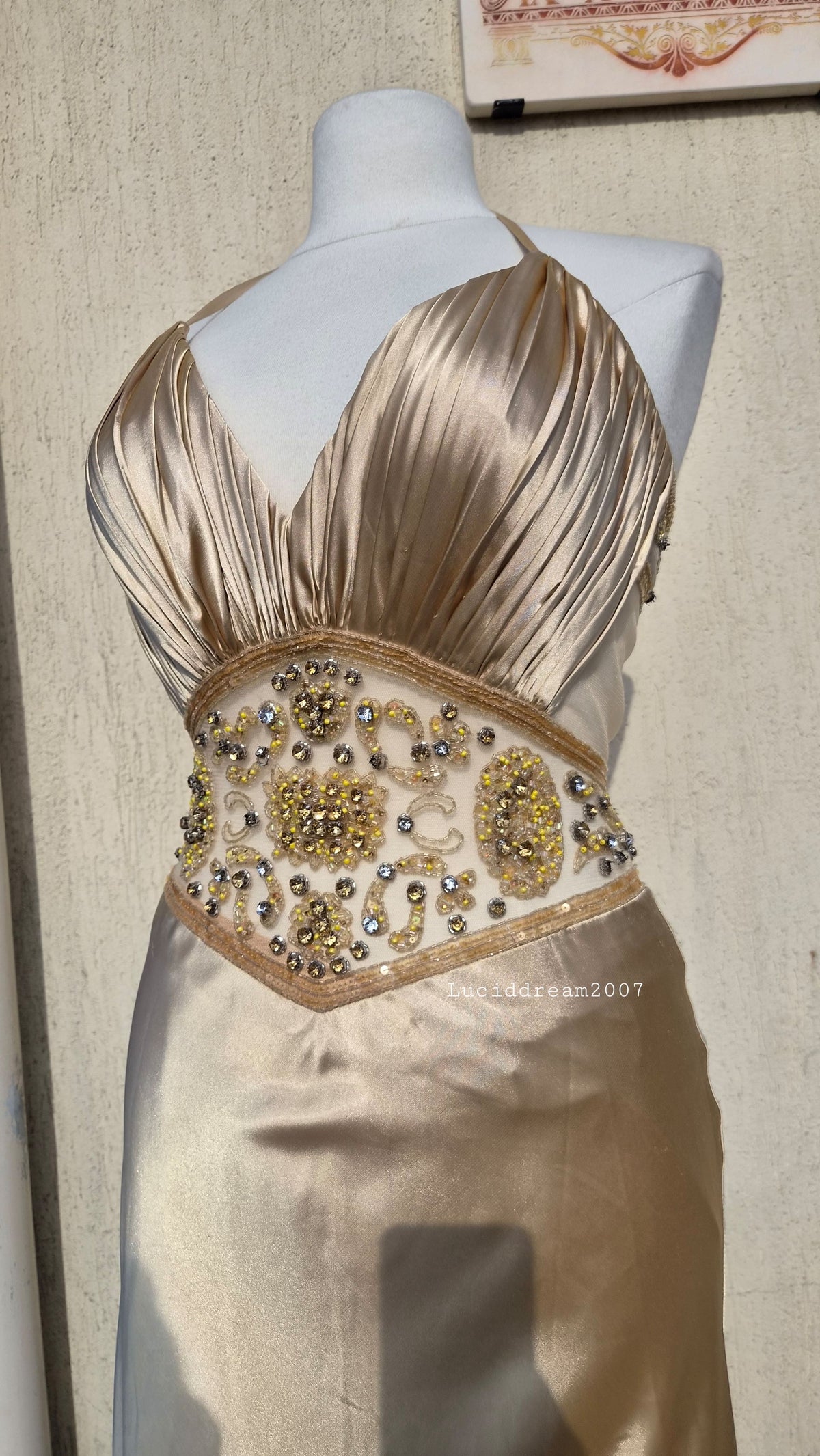 Robe satinée brodée
