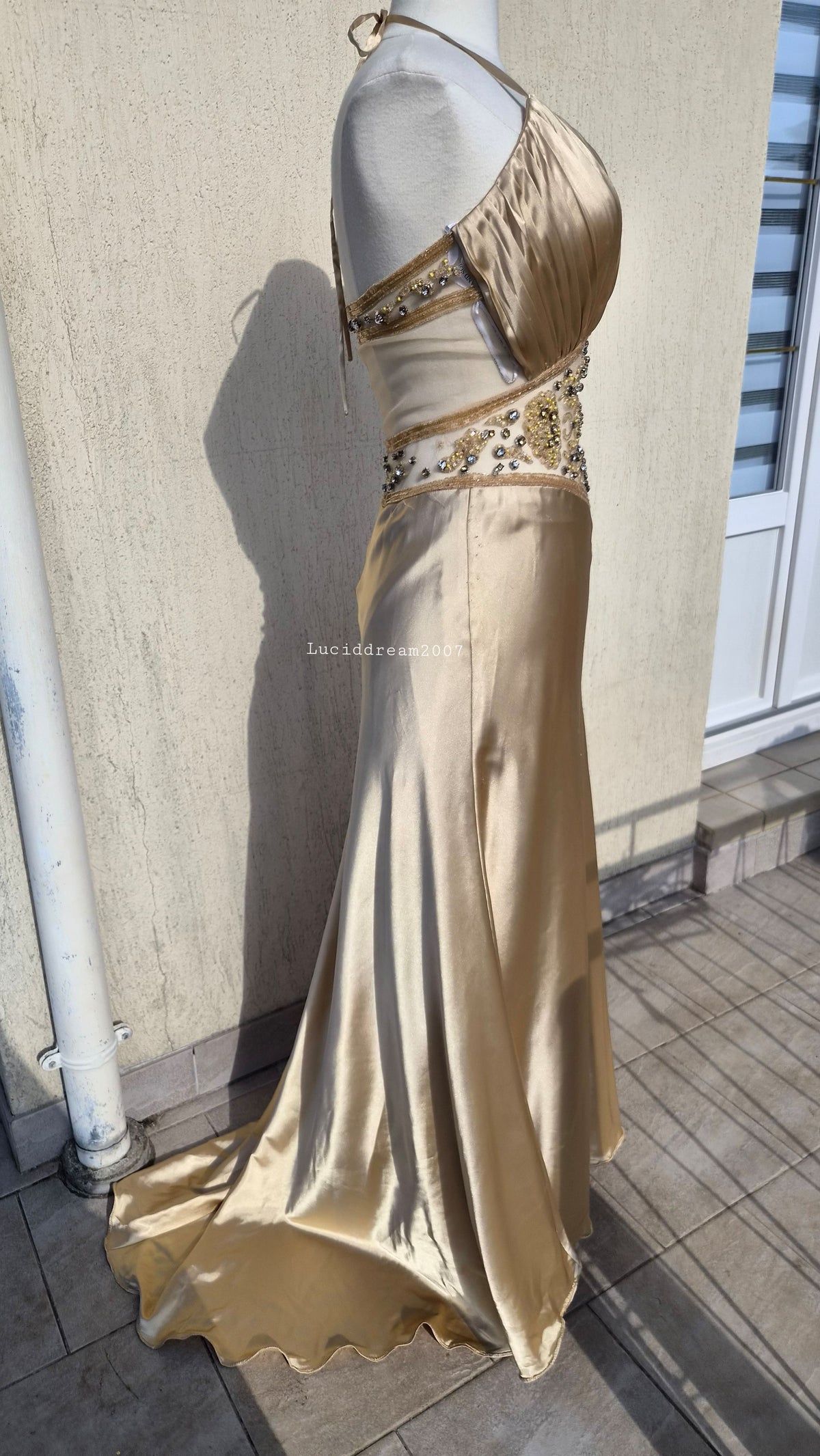 Robe satinée brodée