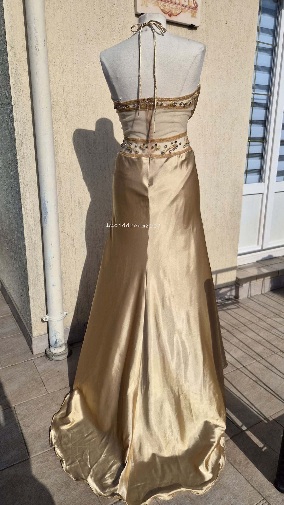 Robe satinée brodée