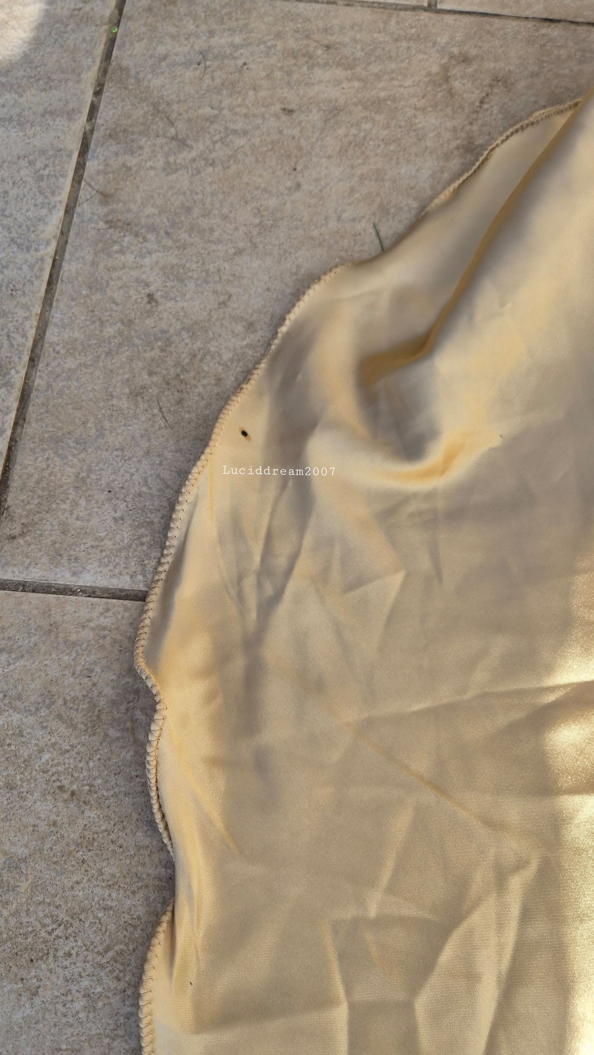 Robe satinée brodée