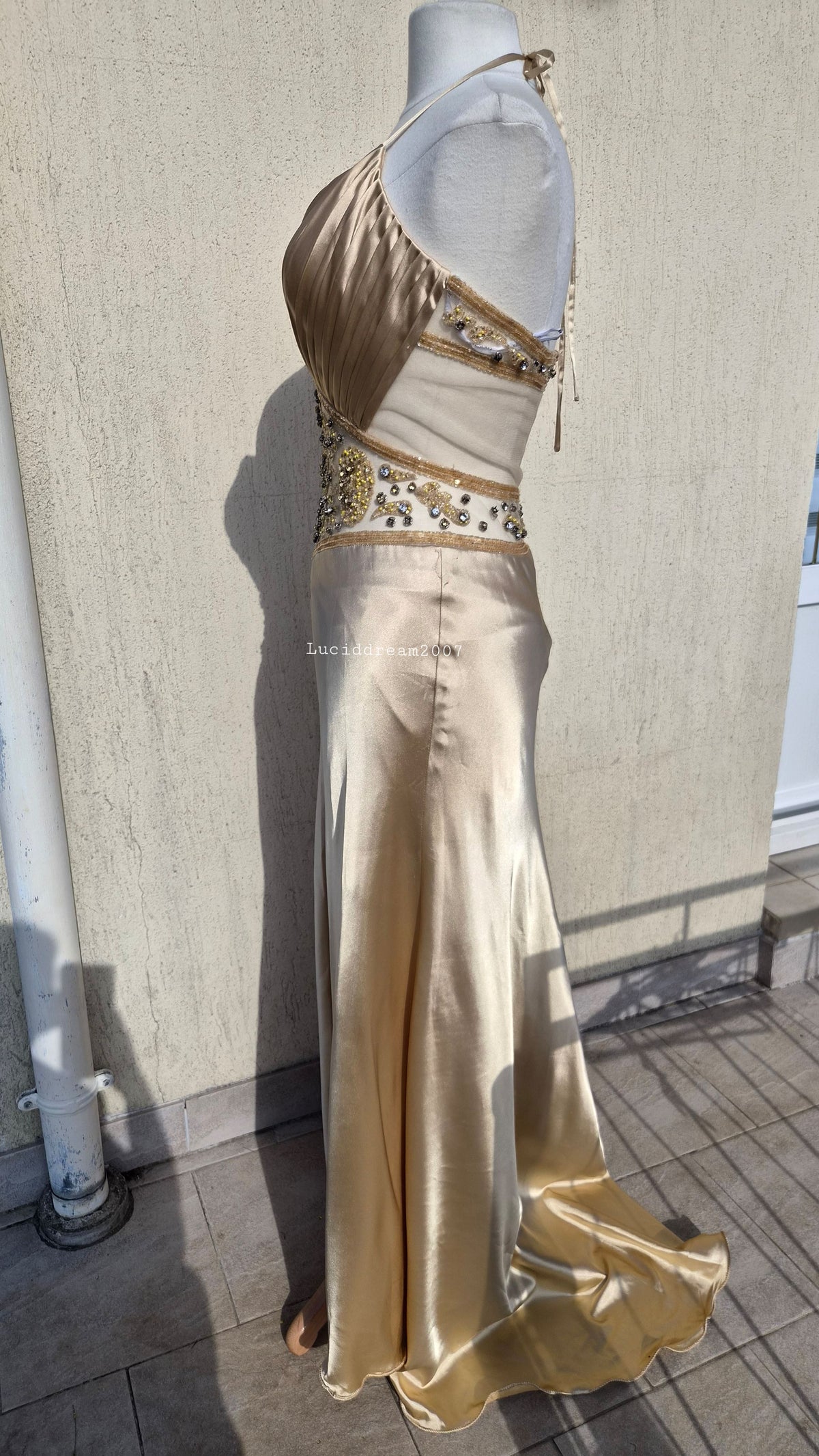 Robe satinée brodée