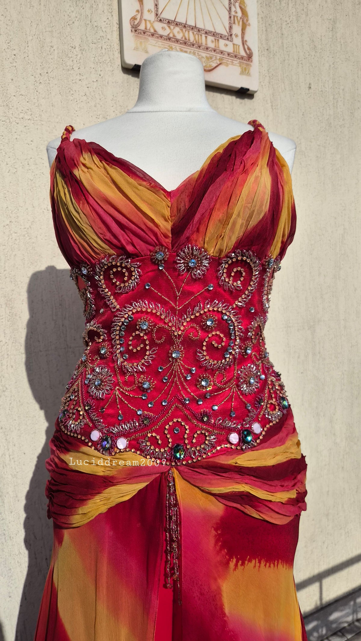 Robe en soie brodée orange
