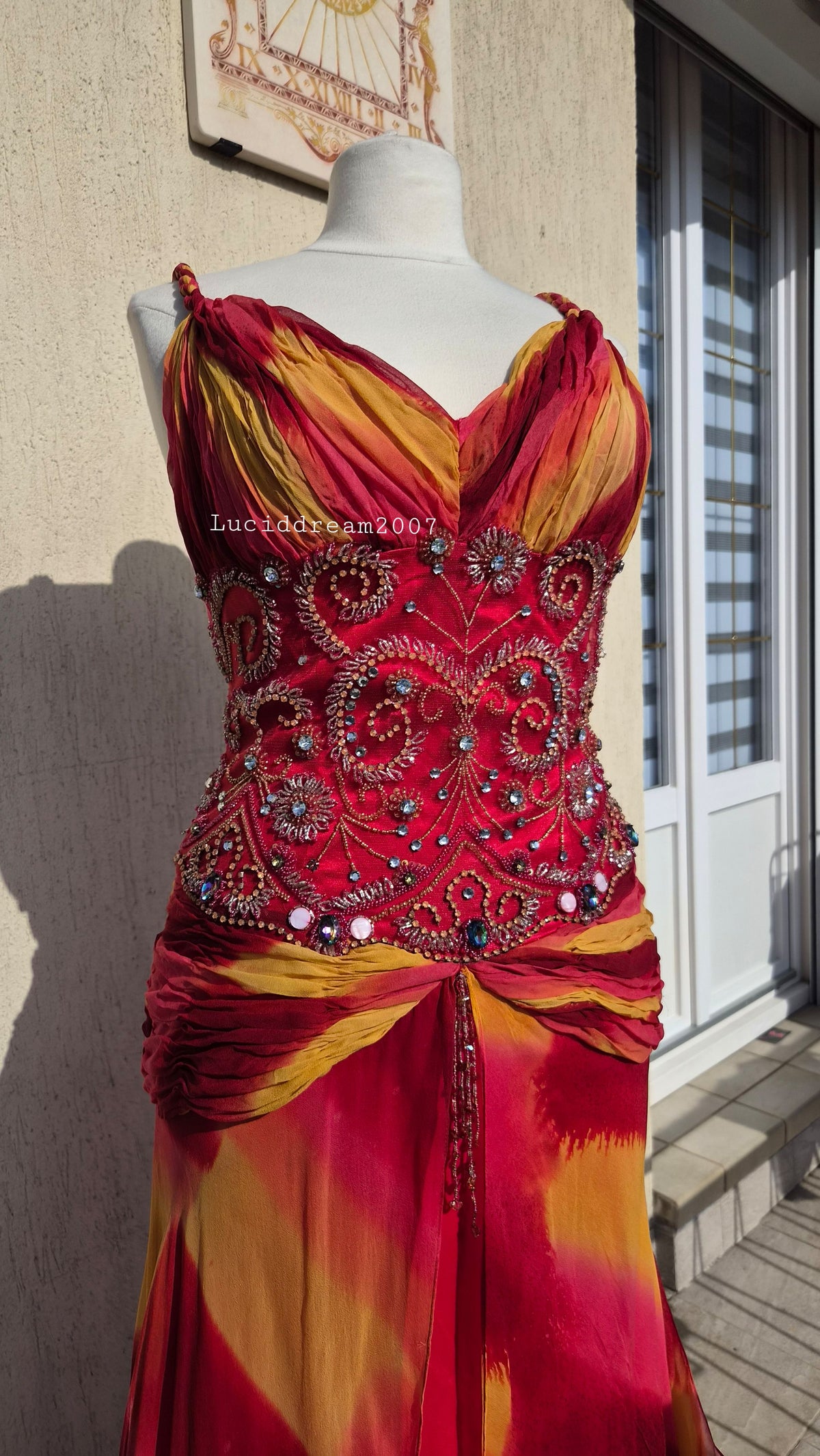 Robe en soie brodée orange