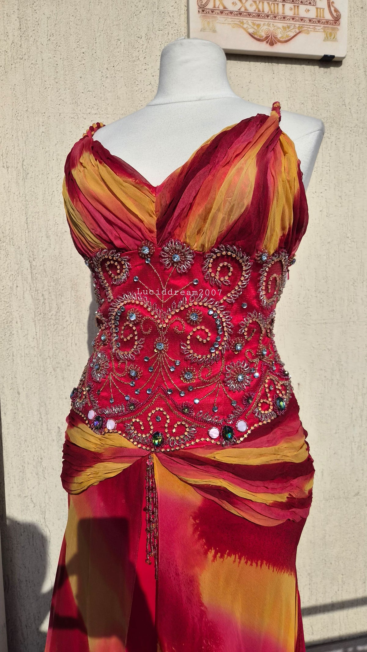 Robe en soie brodée orange