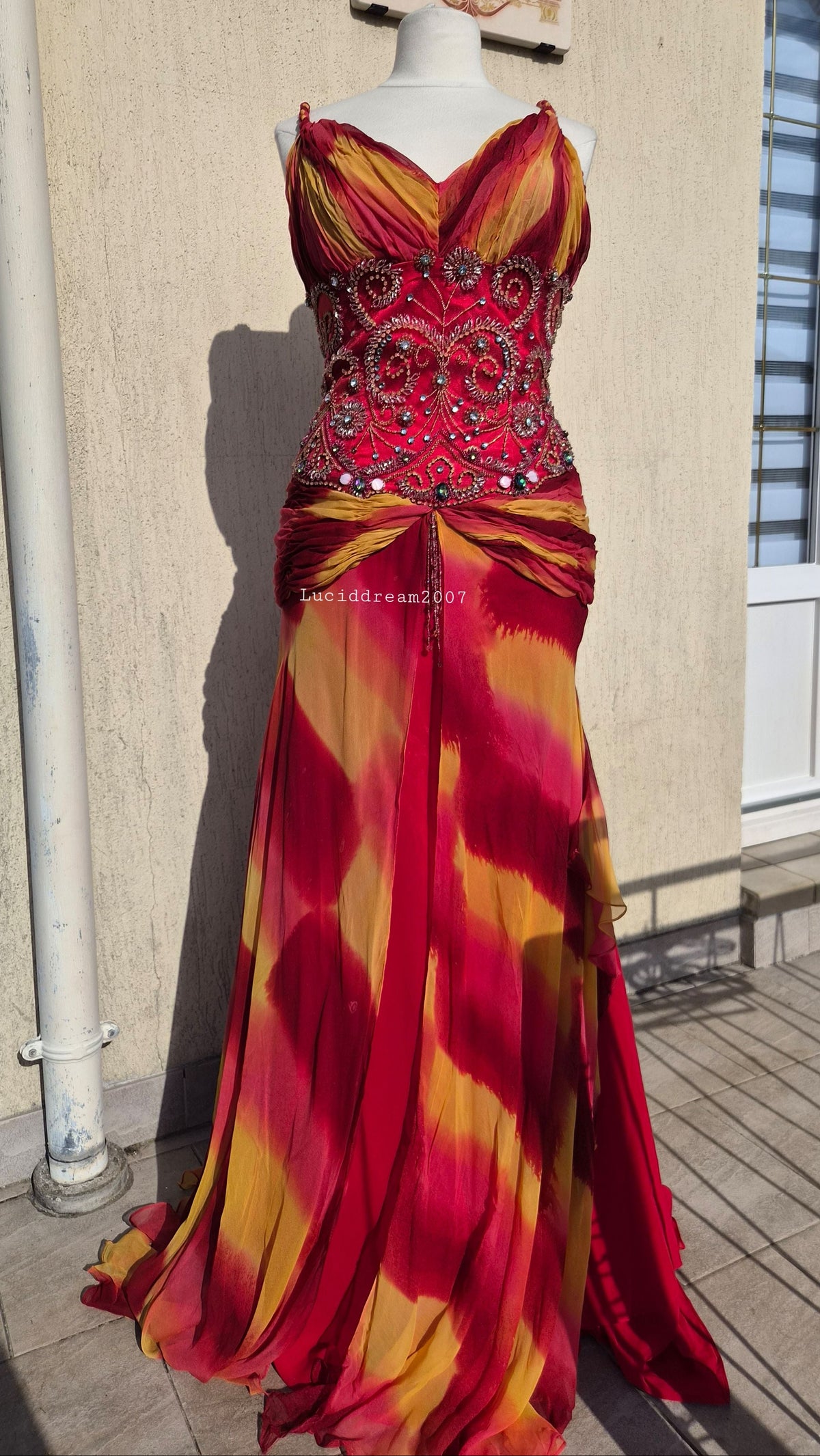 Robe en soie brodée orange