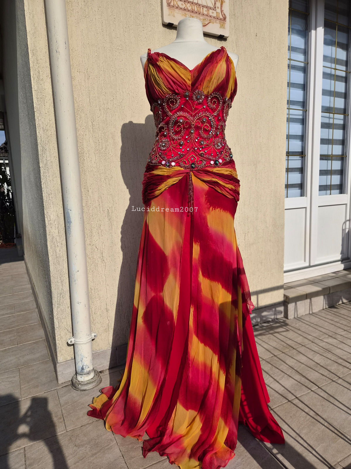 Robe en soie brodée orange