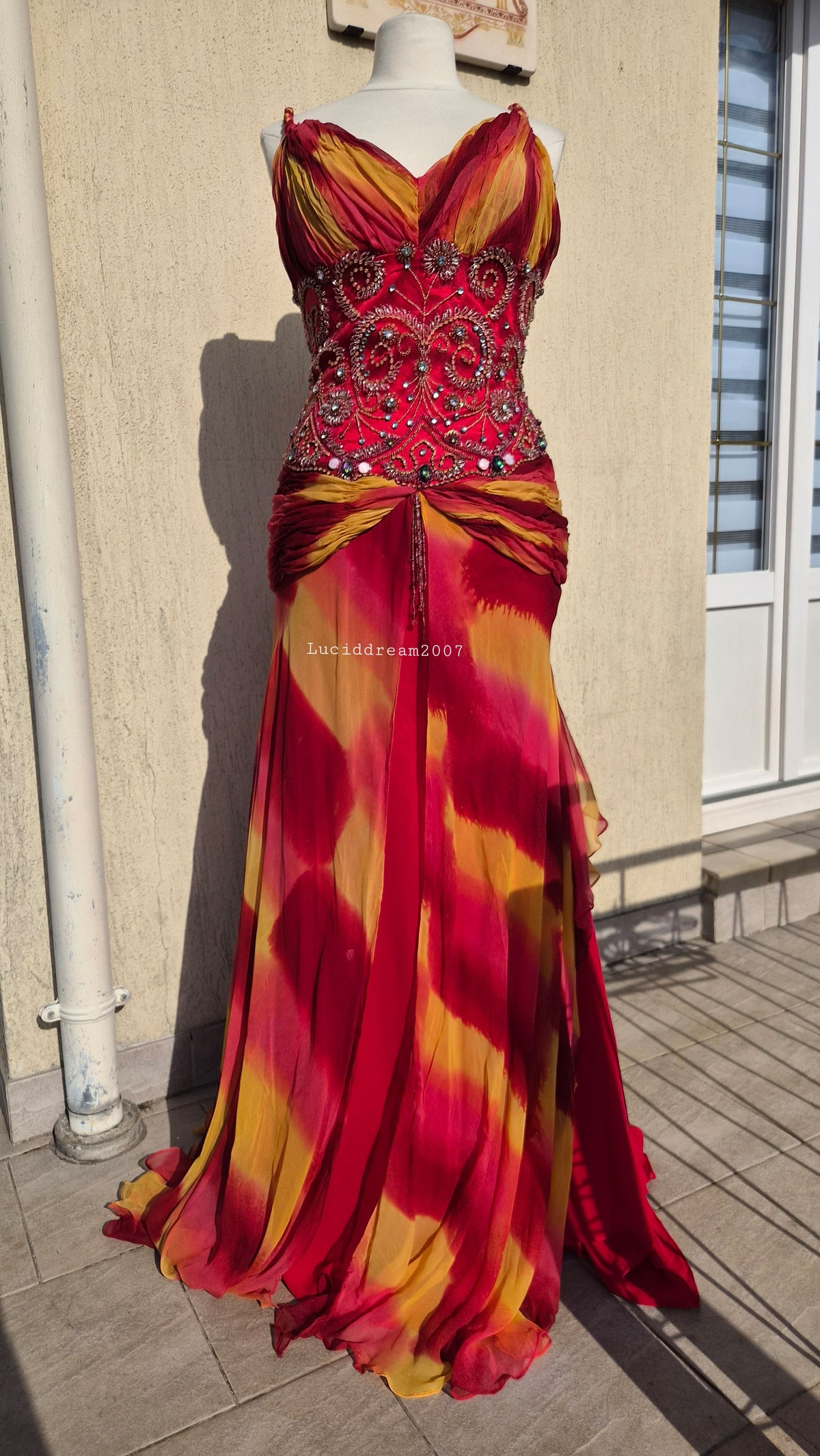 Robe en soie brodée orange