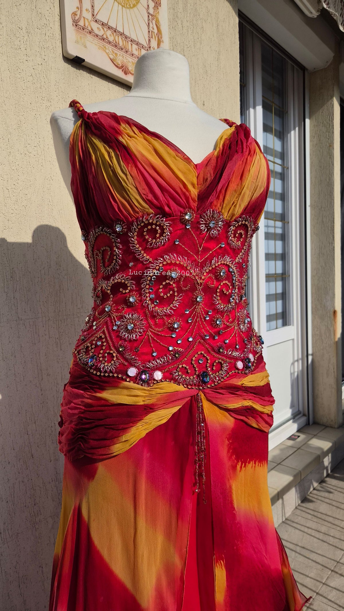 Robe en soie brodée orange
