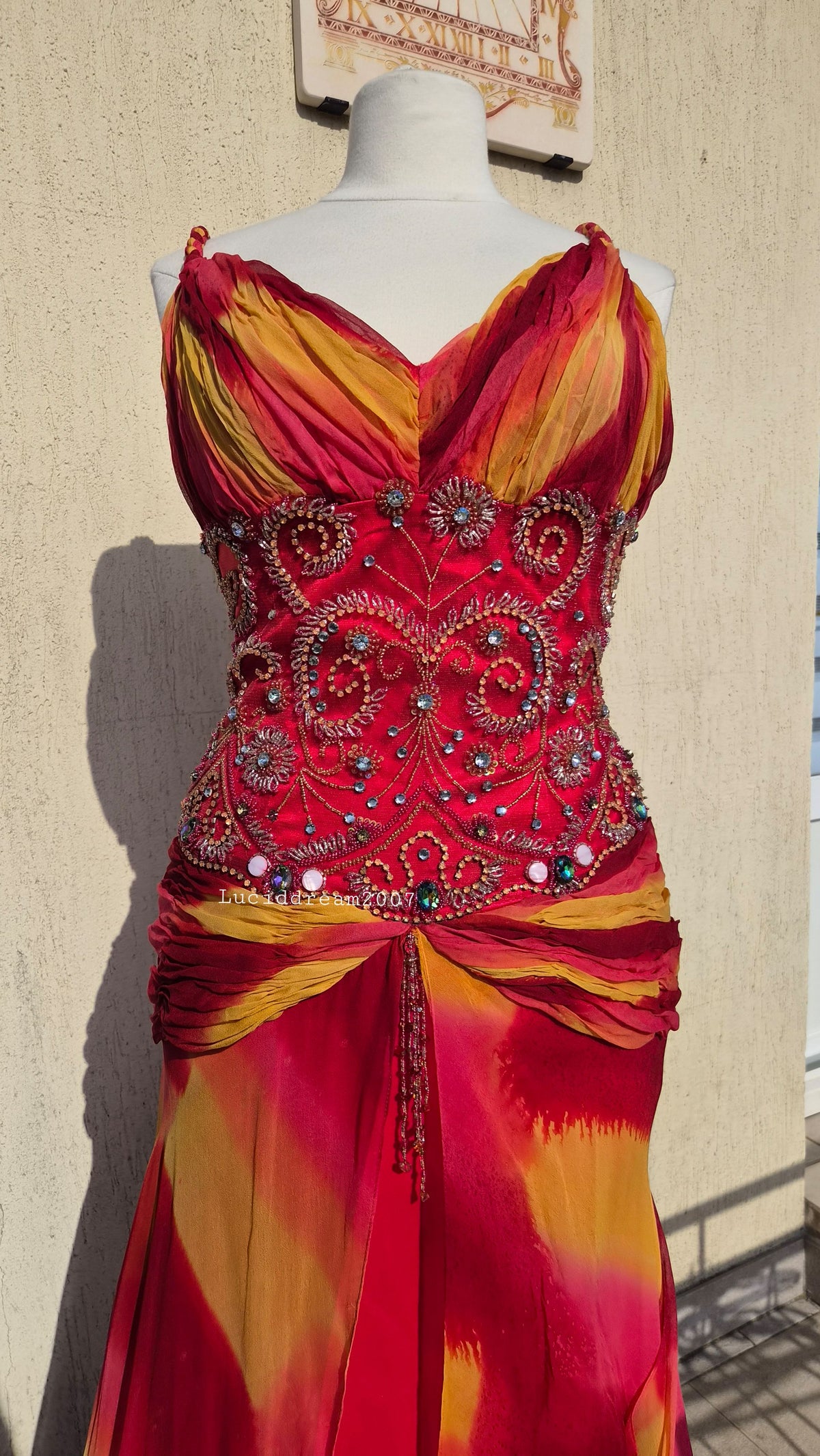Robe en soie brodée orange