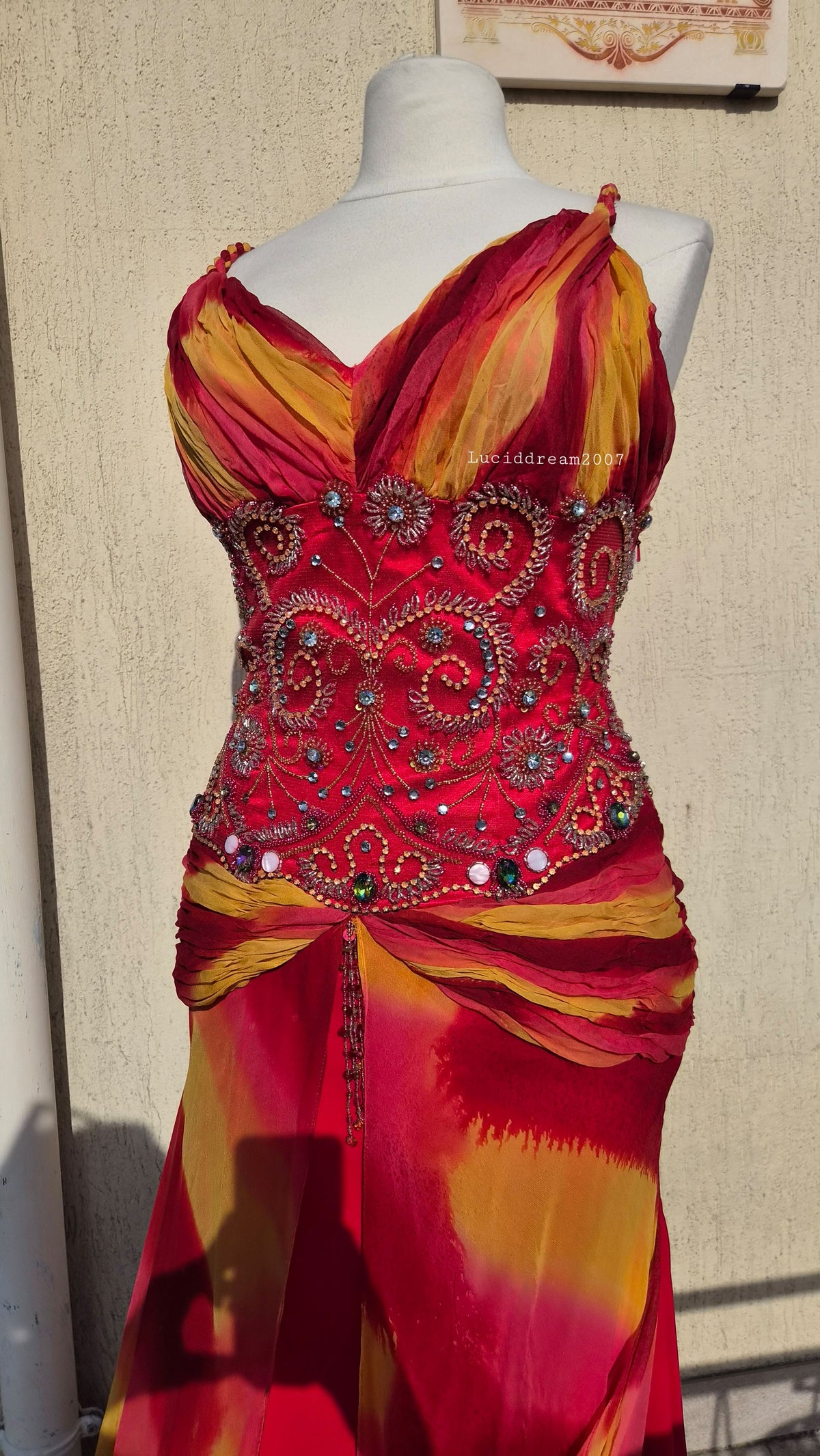 Robe en soie brodée orange