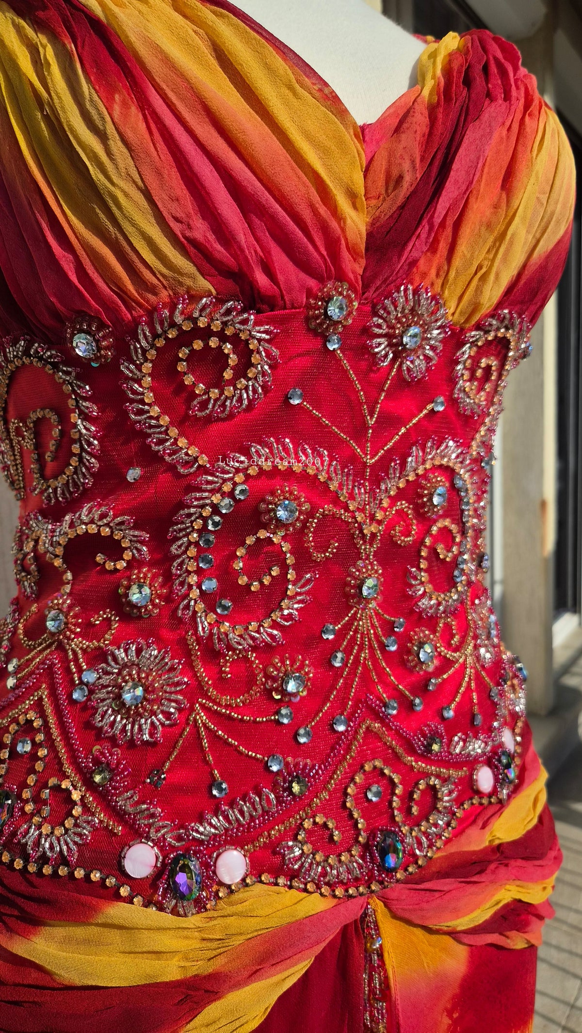 Robe en soie brodée orange