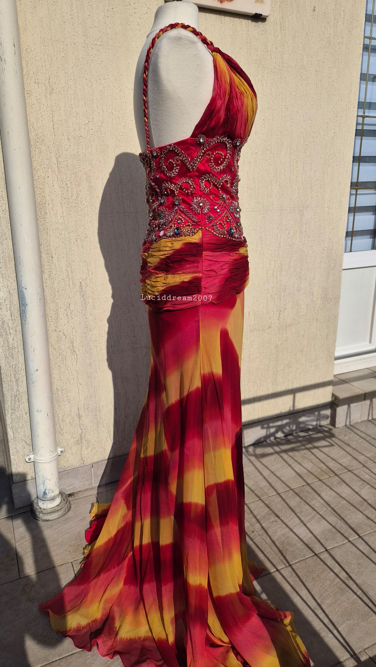Robe en soie brodée orange
