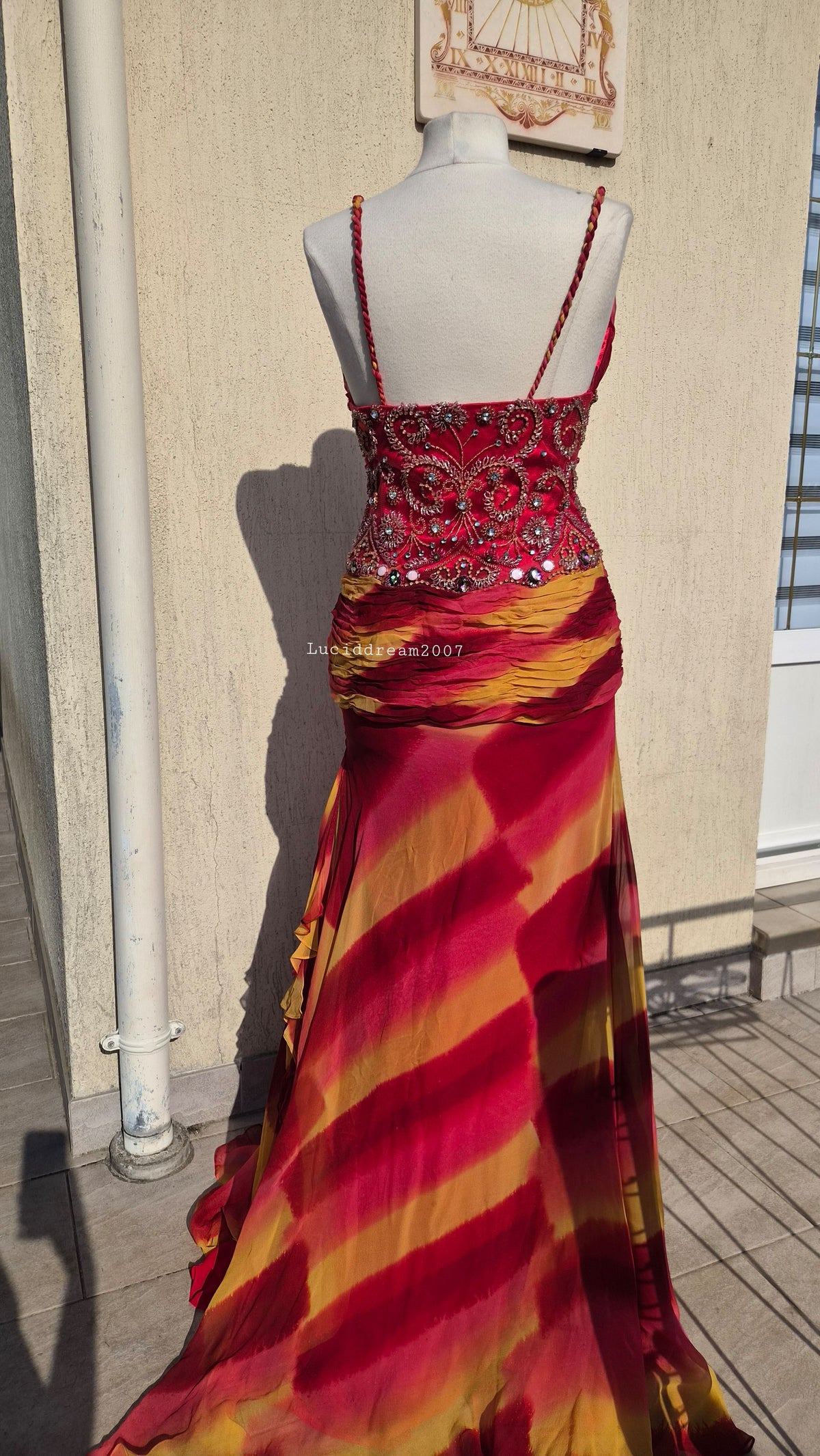 Robe en soie brodée orange