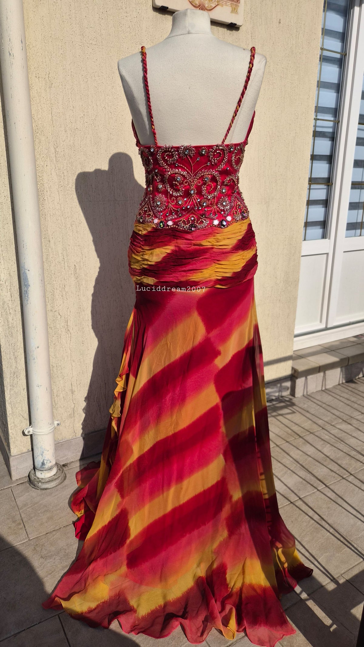Robe en soie brodée orange