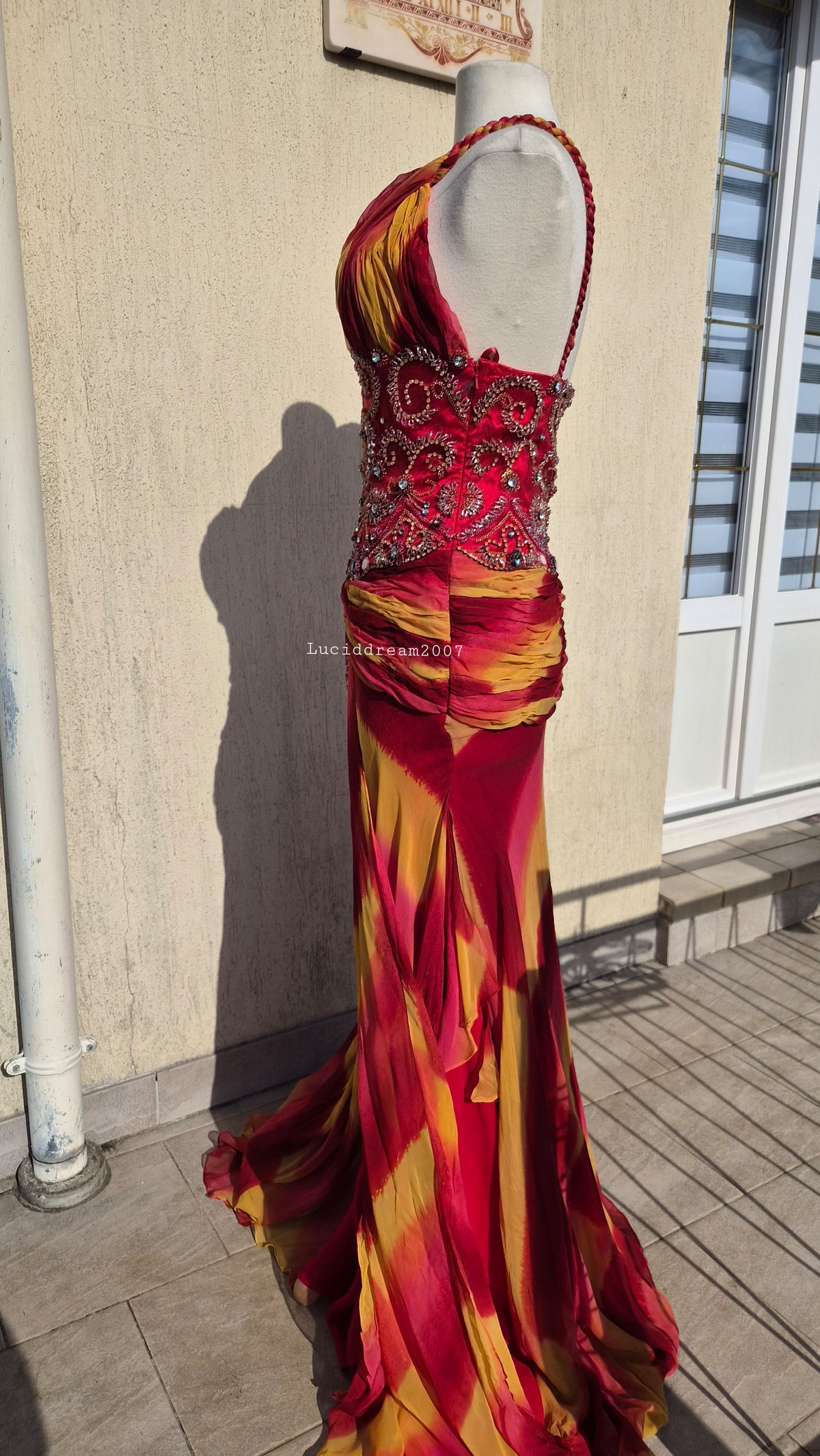 Robe en soie brodée orange