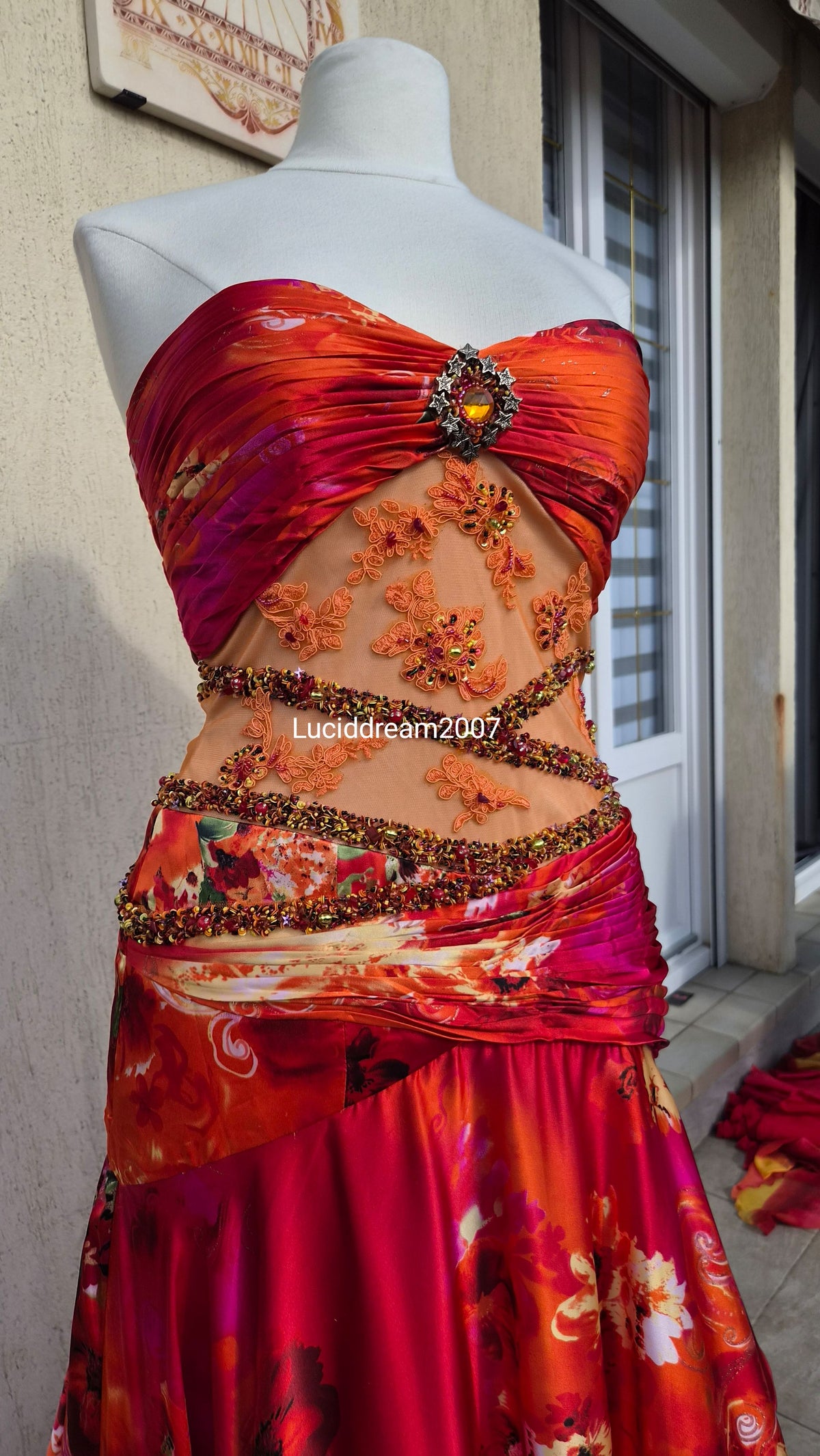 Robe bustier brodée orange