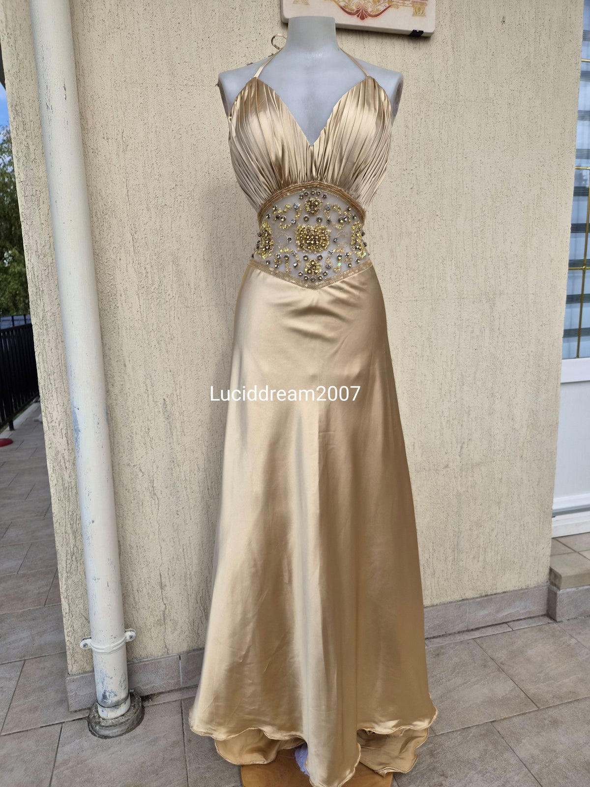 Robe satinée brodée