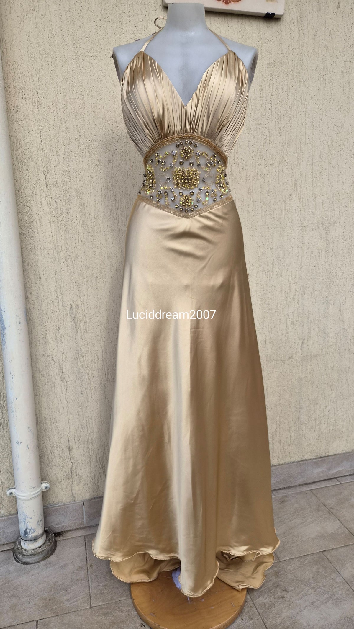 Robe satinée brodée