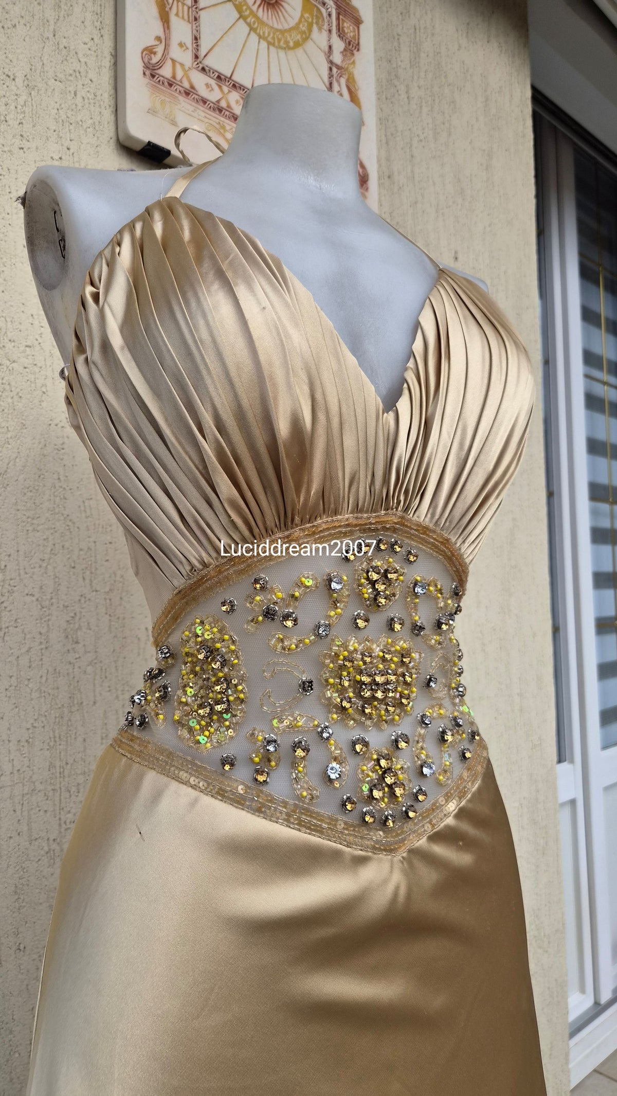 Robe satinée brodée