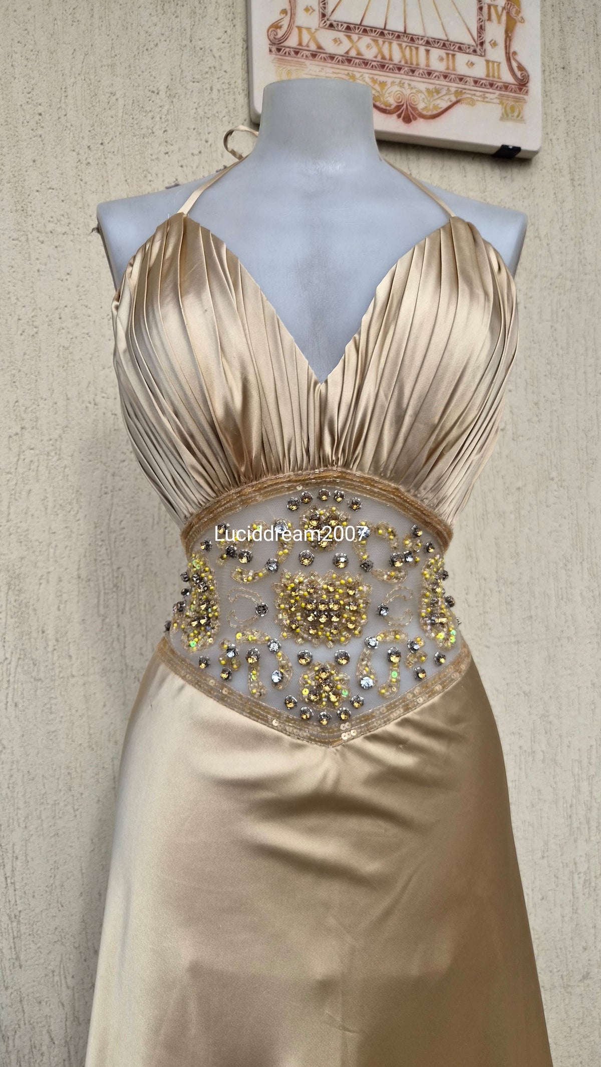 Robe satinée brodée