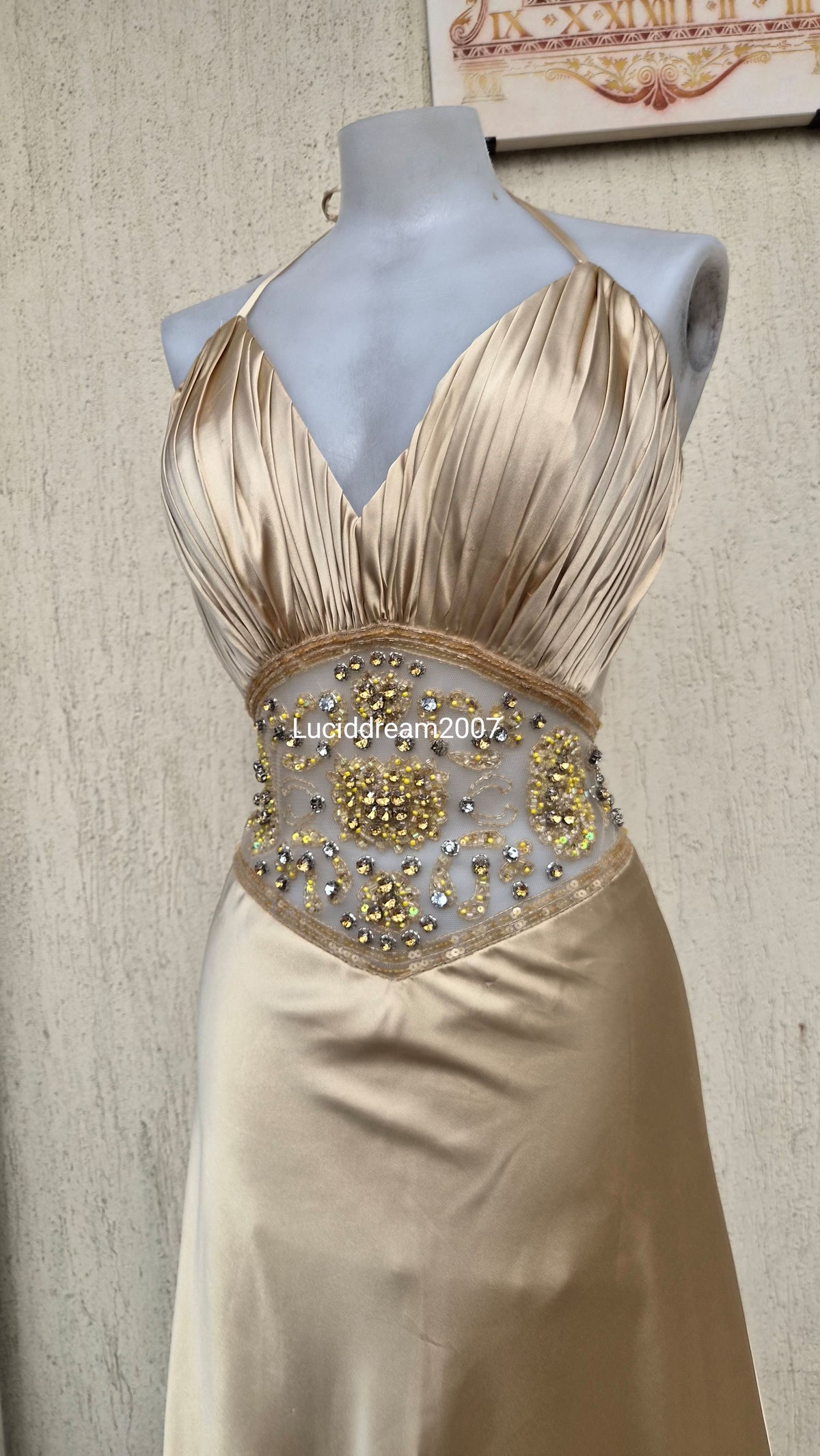 Robe satinée brodée