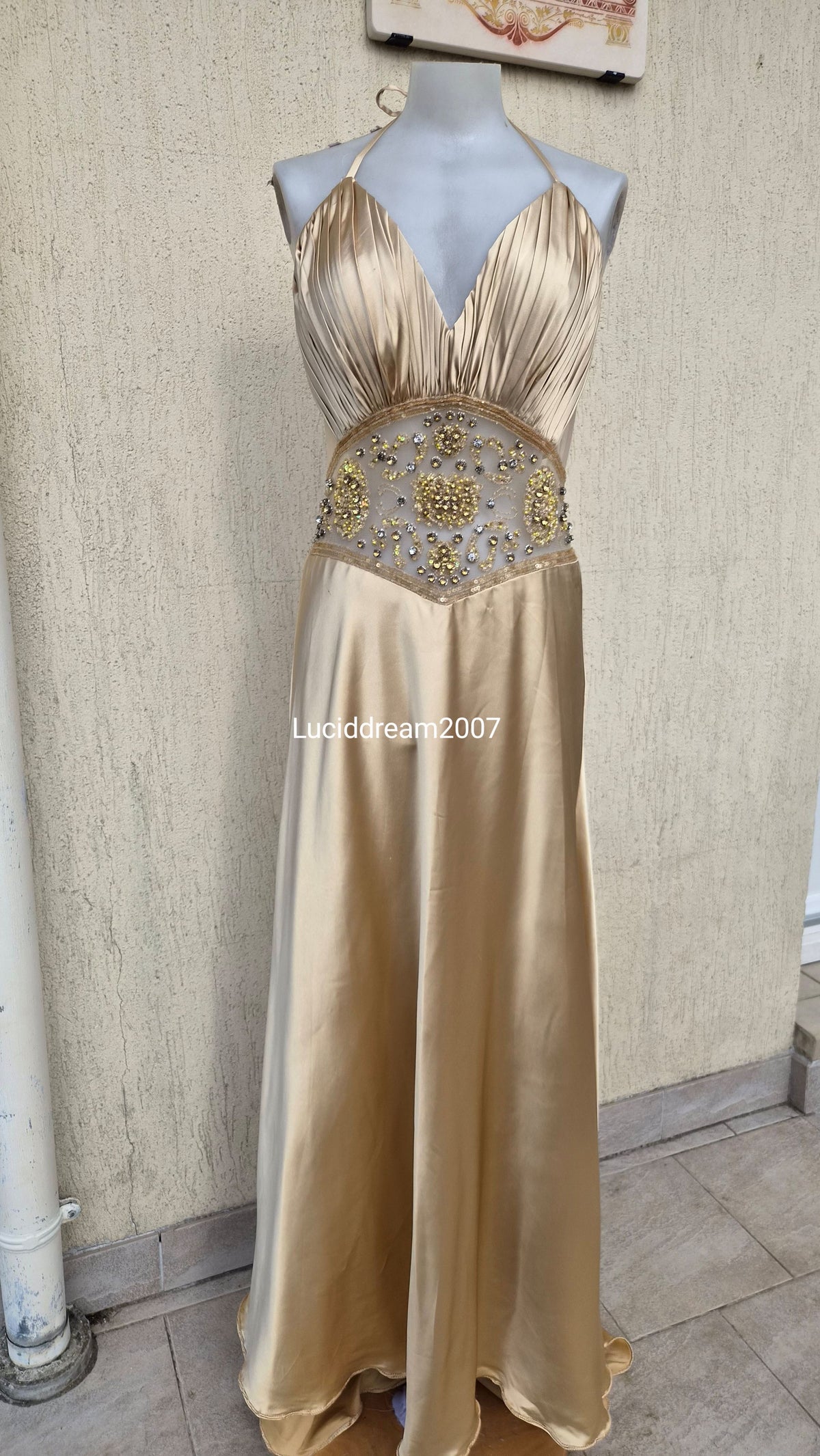 Robe satinée brodée