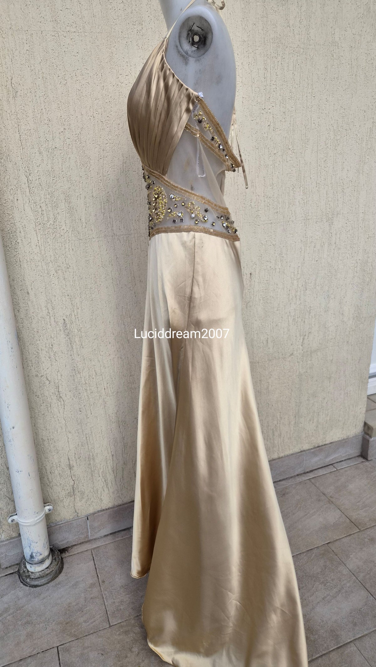 Robe satinée brodée
