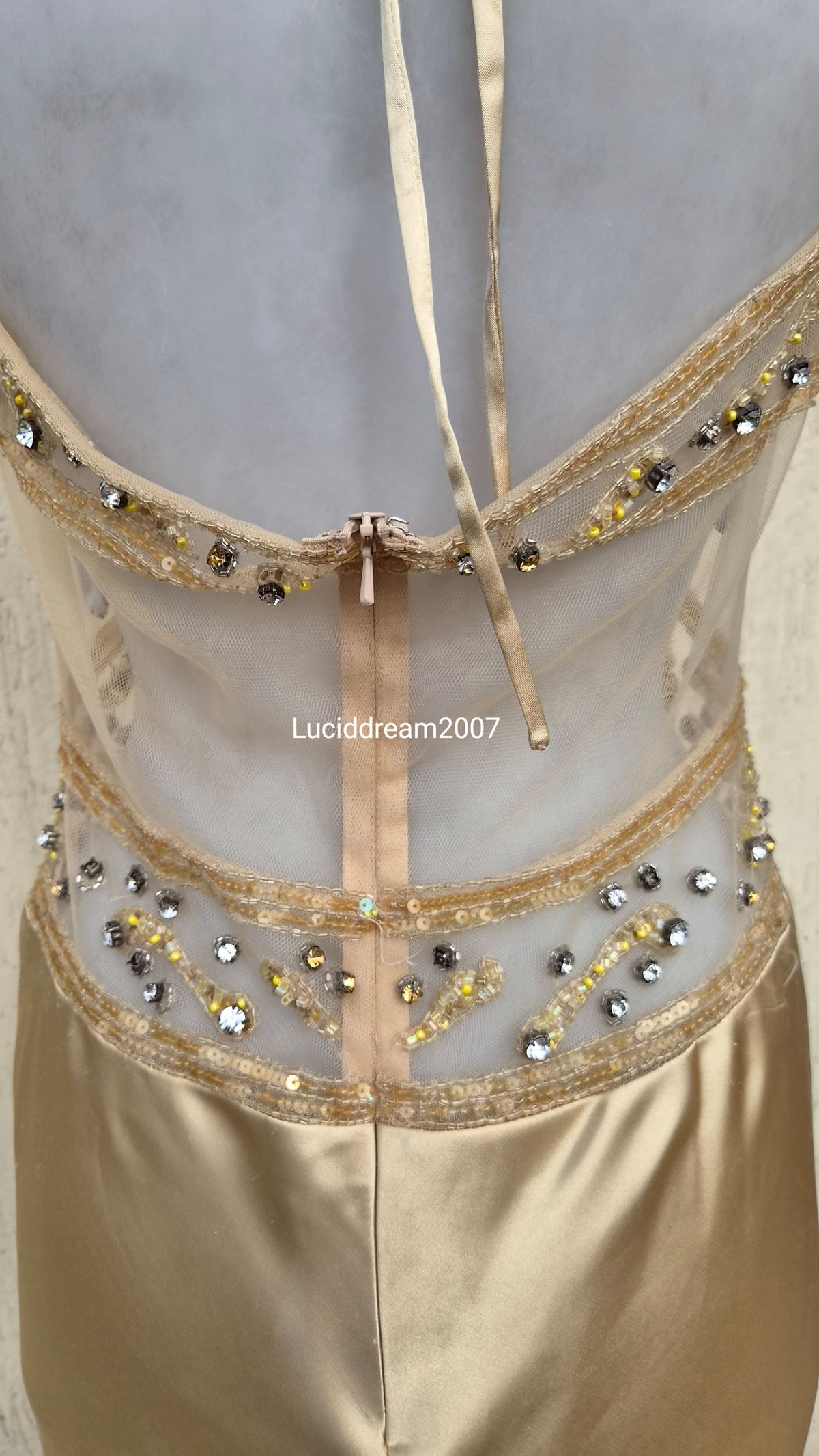 Robe satinée brodée