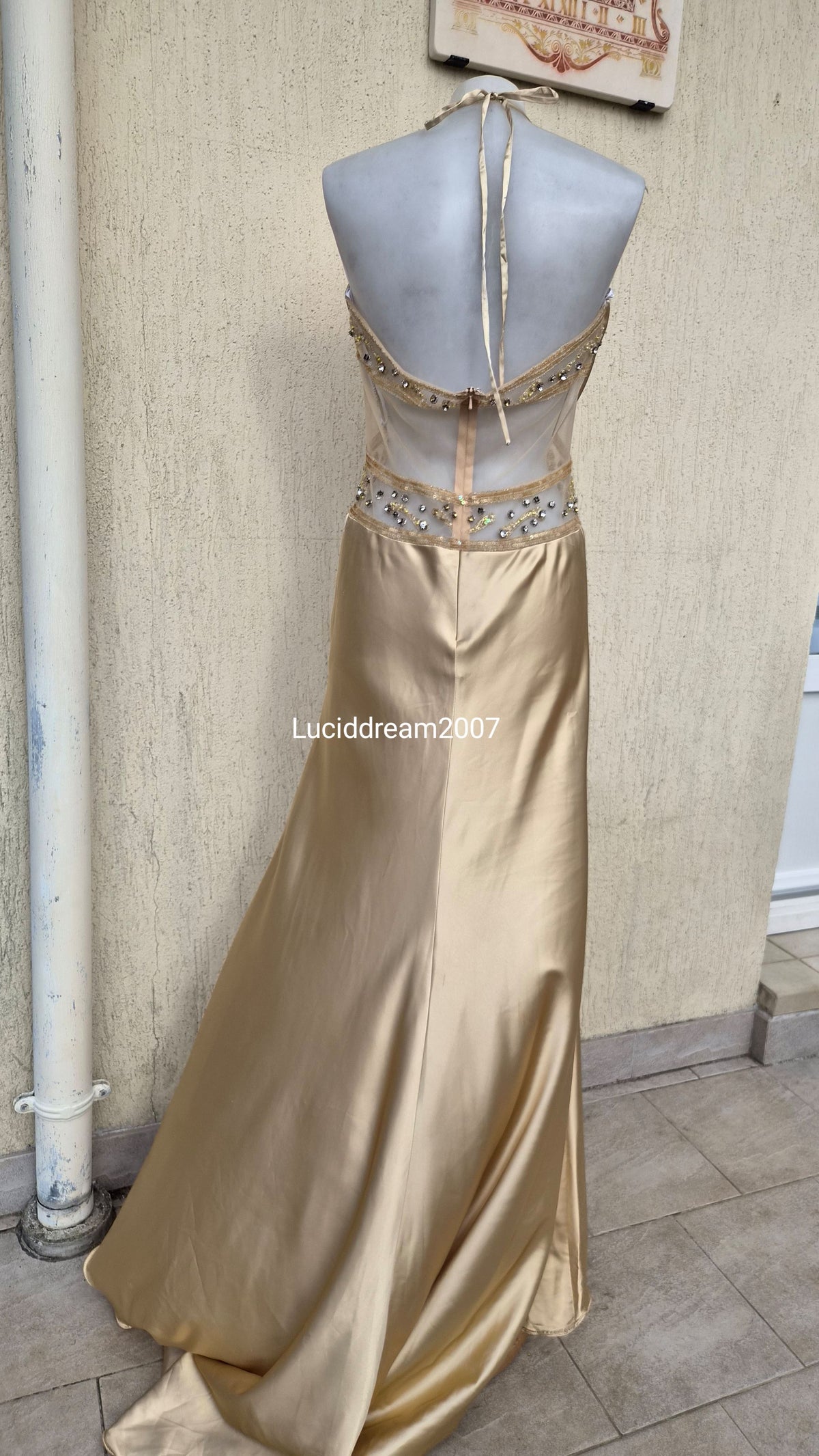 Robe satinée brodée