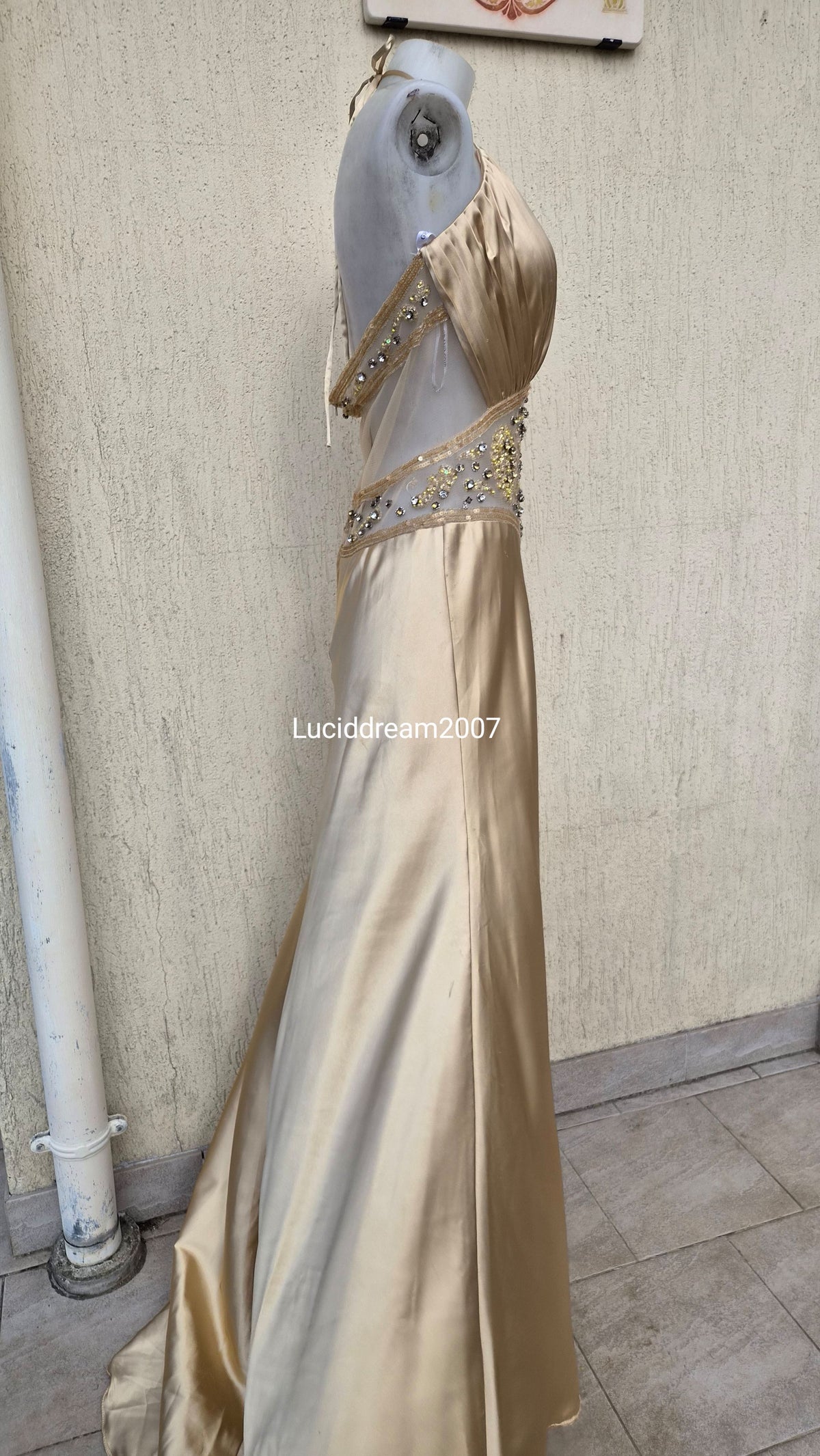 Robe satinée brodée
