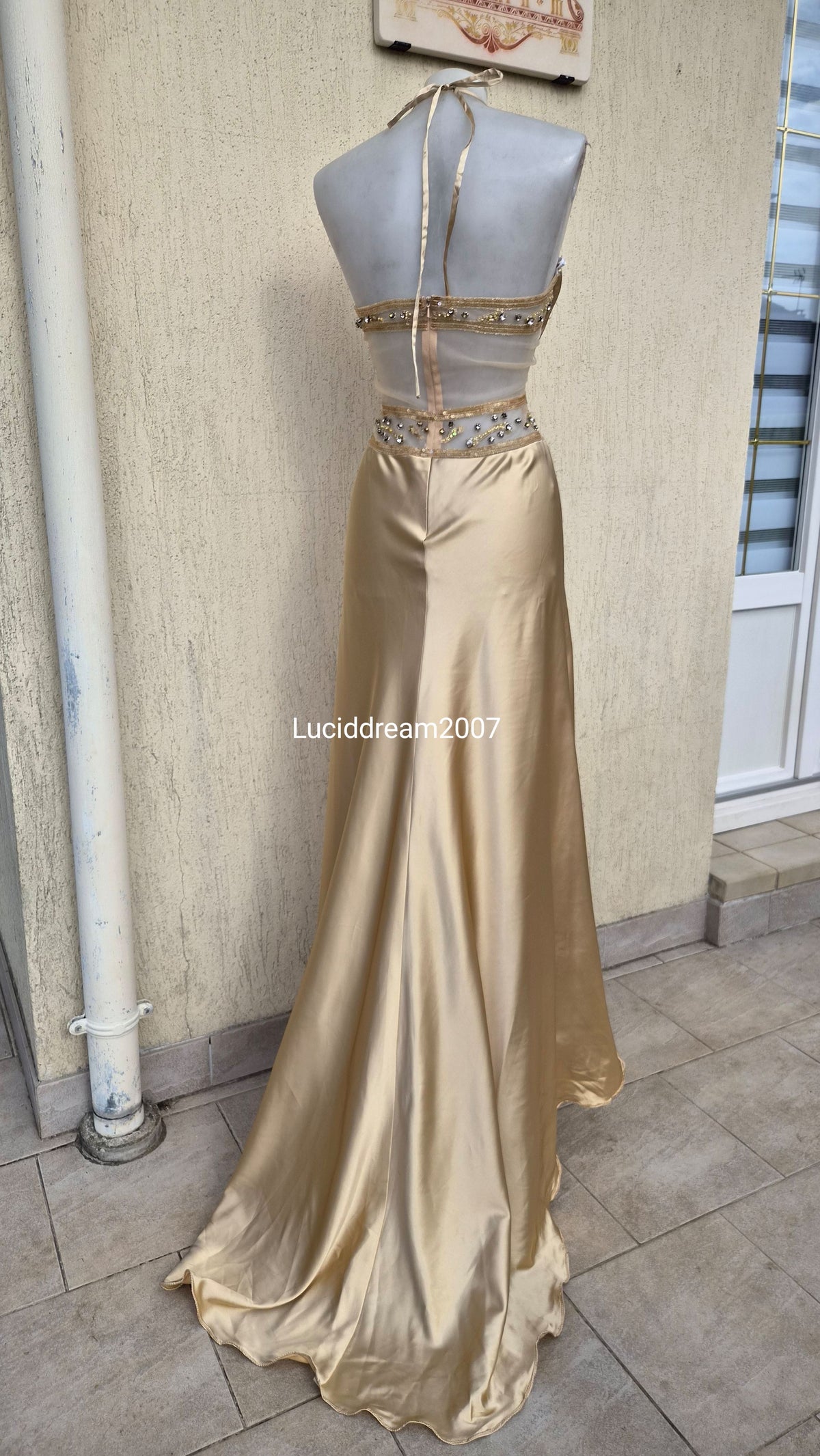 Robe satinée brodée