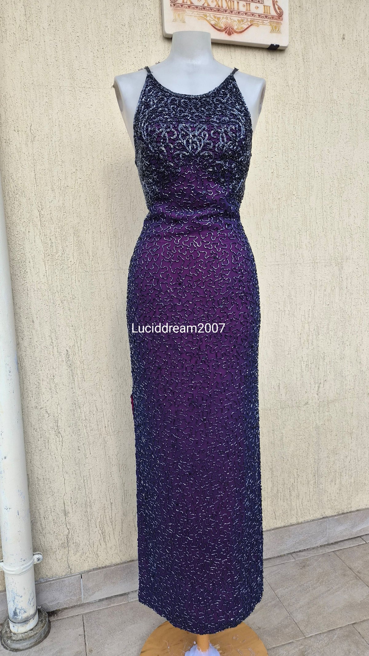 Robe en soie brodée violette Caché
