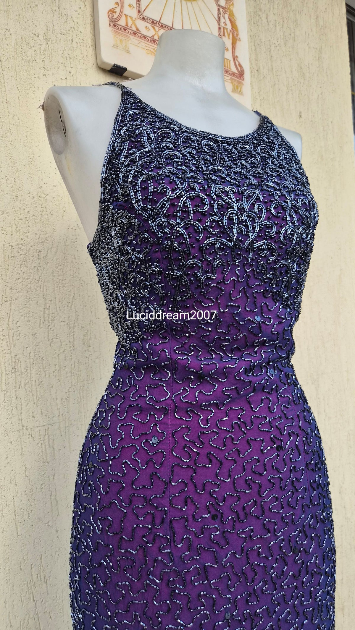 Robe en soie brodée violette Caché