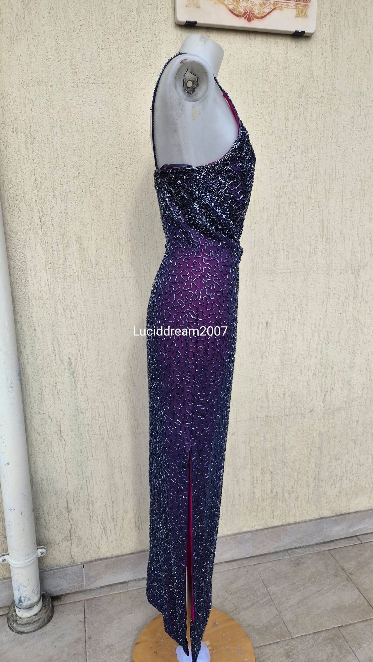 Robe en soie brodée violette Caché
