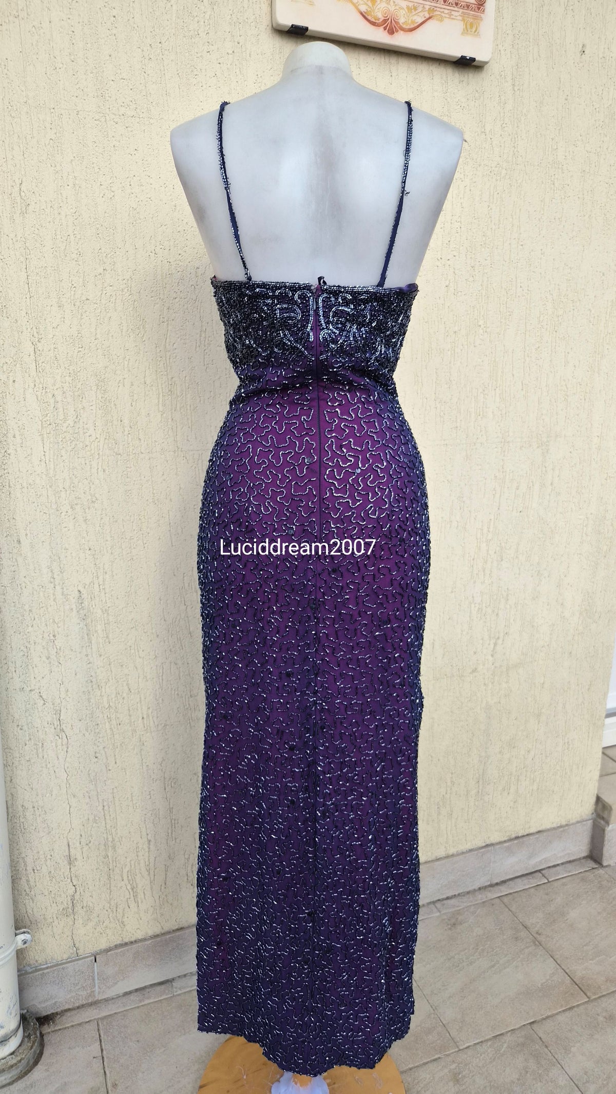 Robe en soie brodée violette Caché