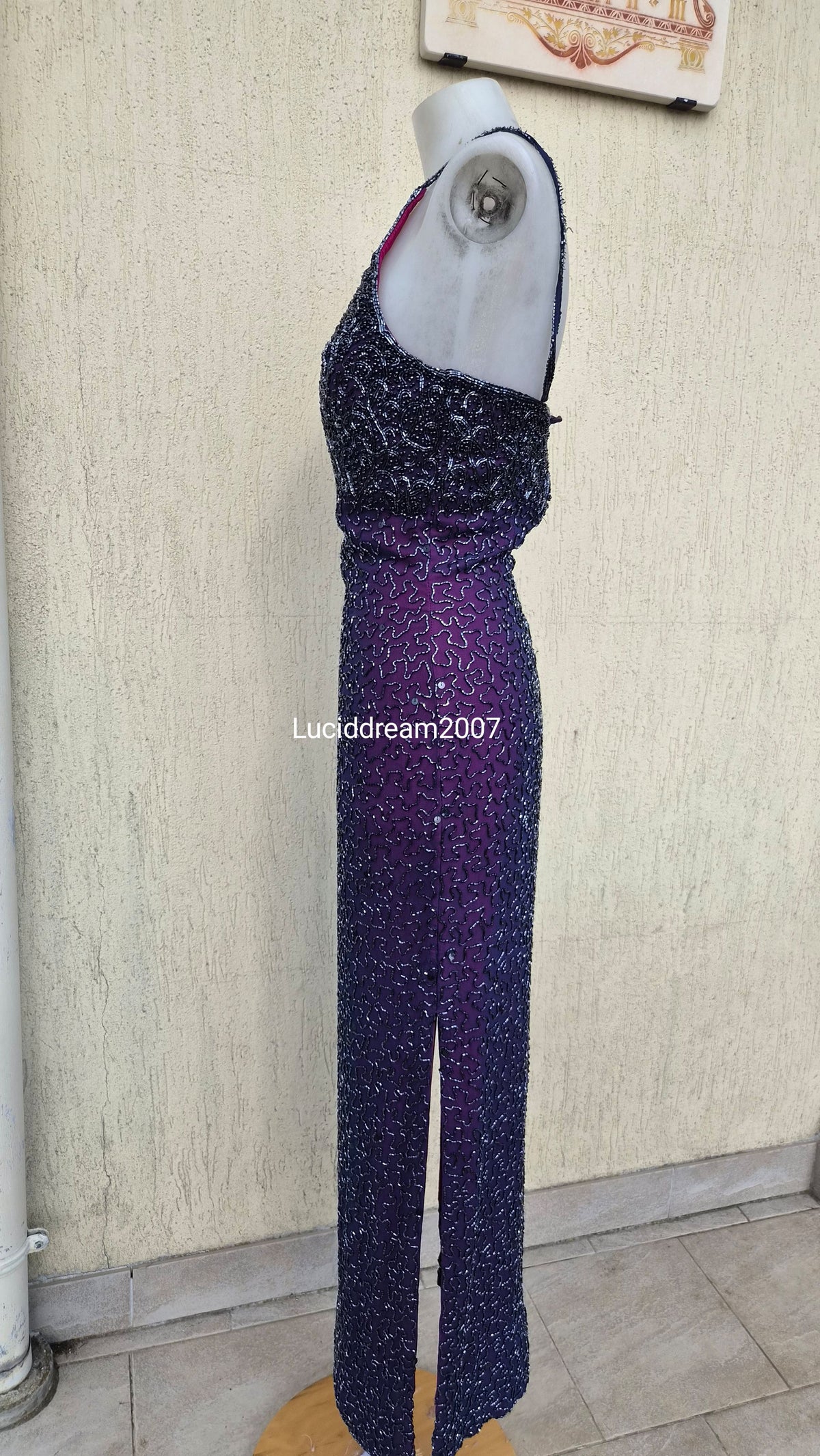 Robe en soie brodée violette Caché