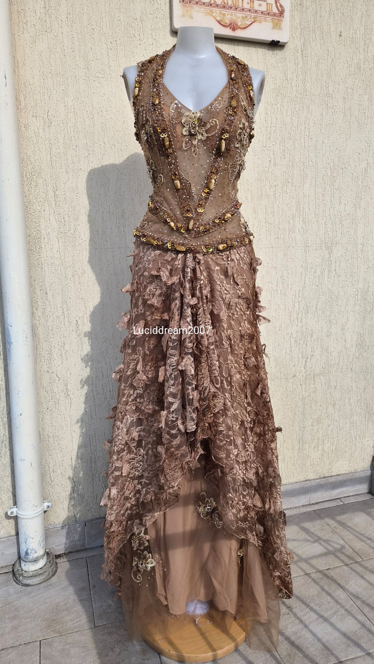 Robe marron et beige brodée