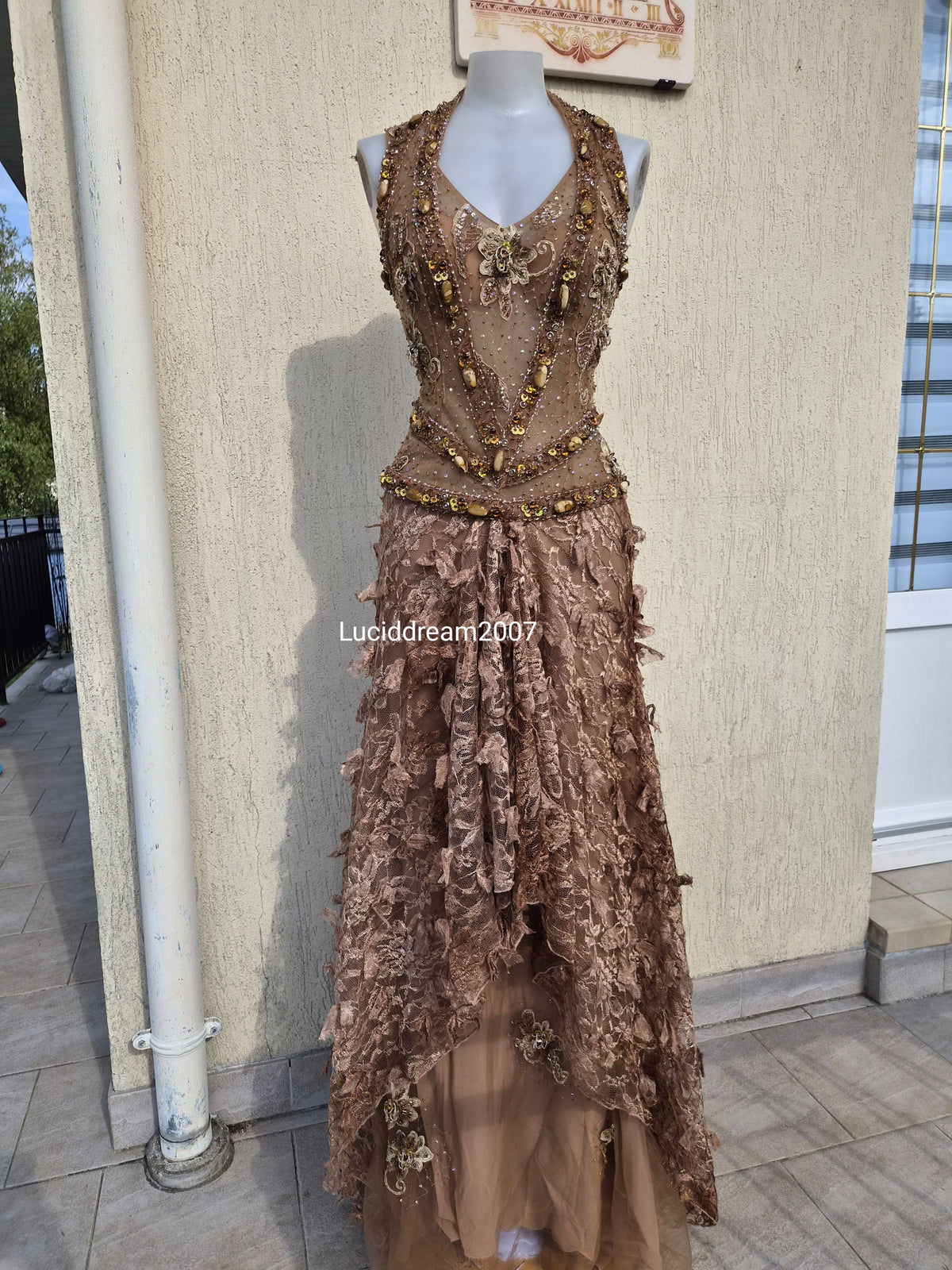 Robe marron et beige brodée