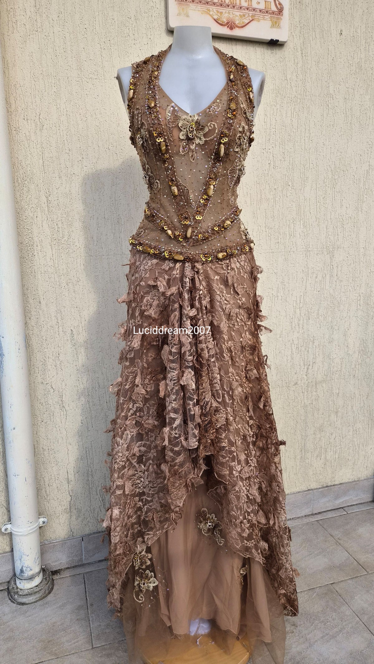 Robe marron et beige brodée
