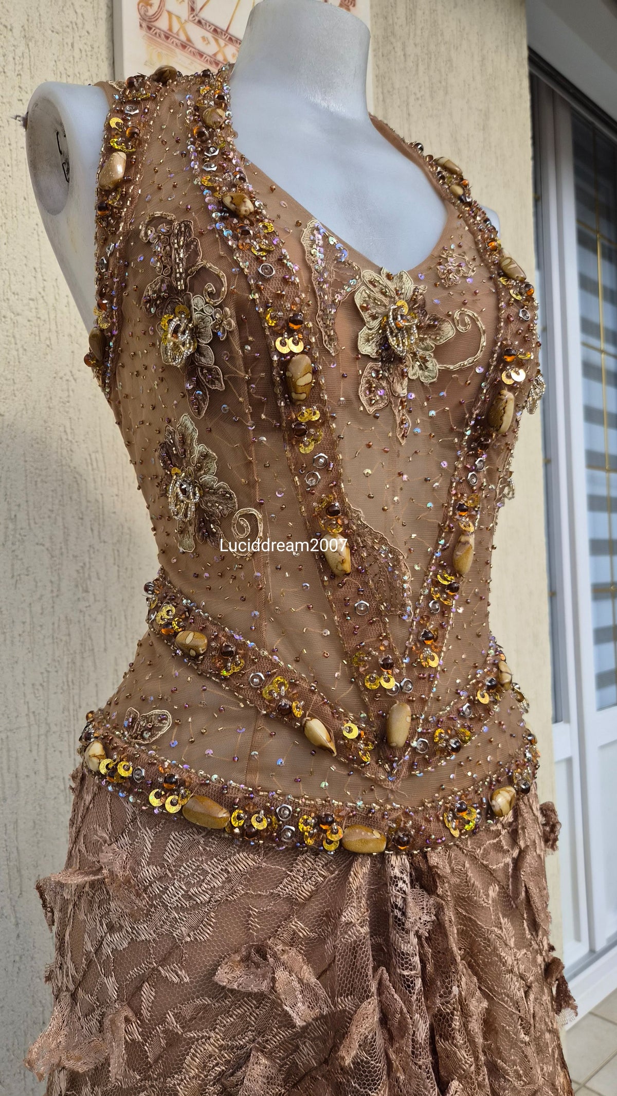 Robe marron et beige brodée