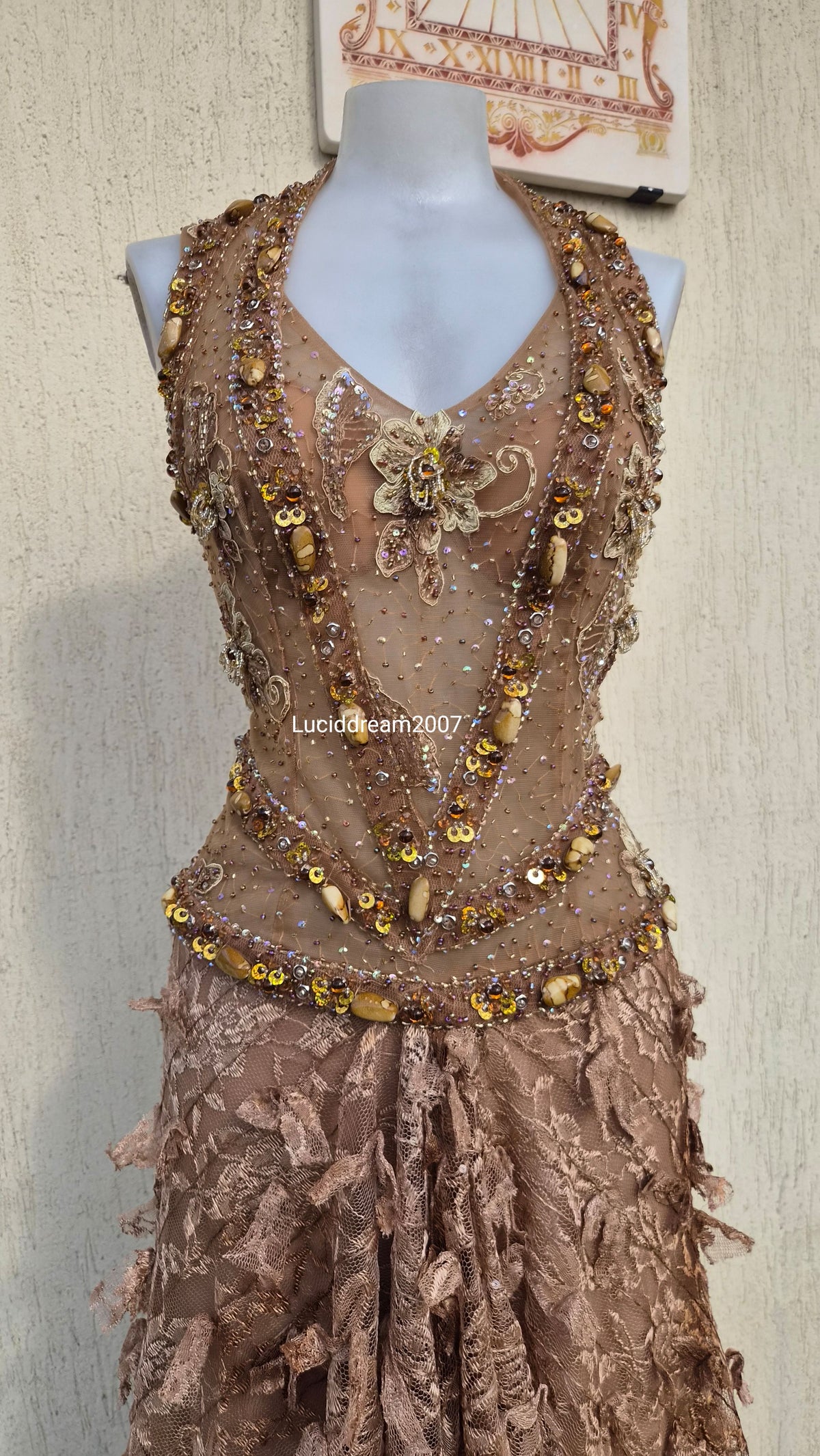 Robe marron et beige brodée