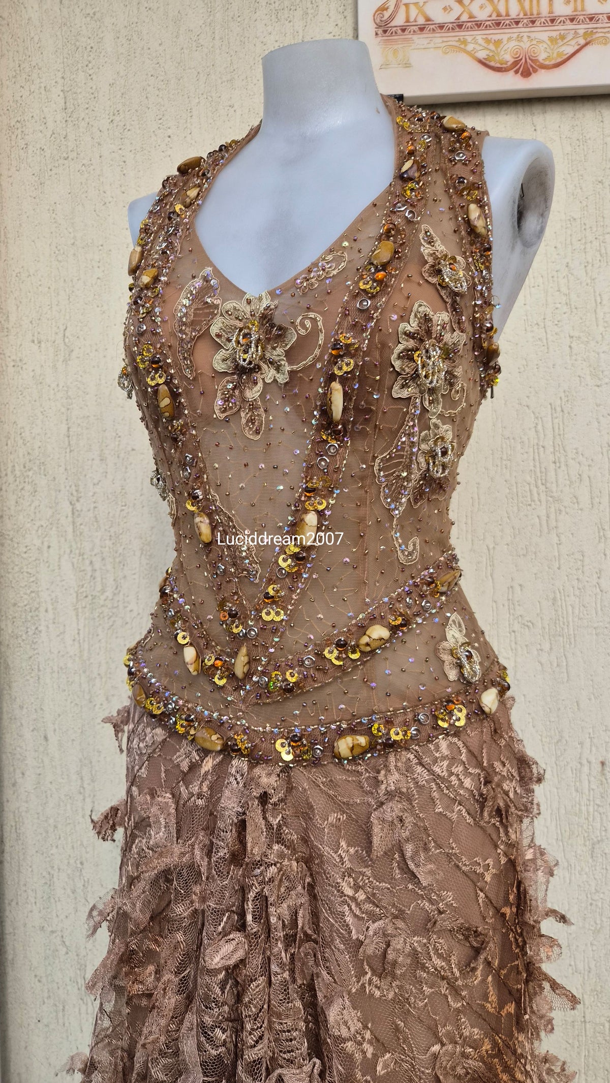 Robe marron et beige brodée