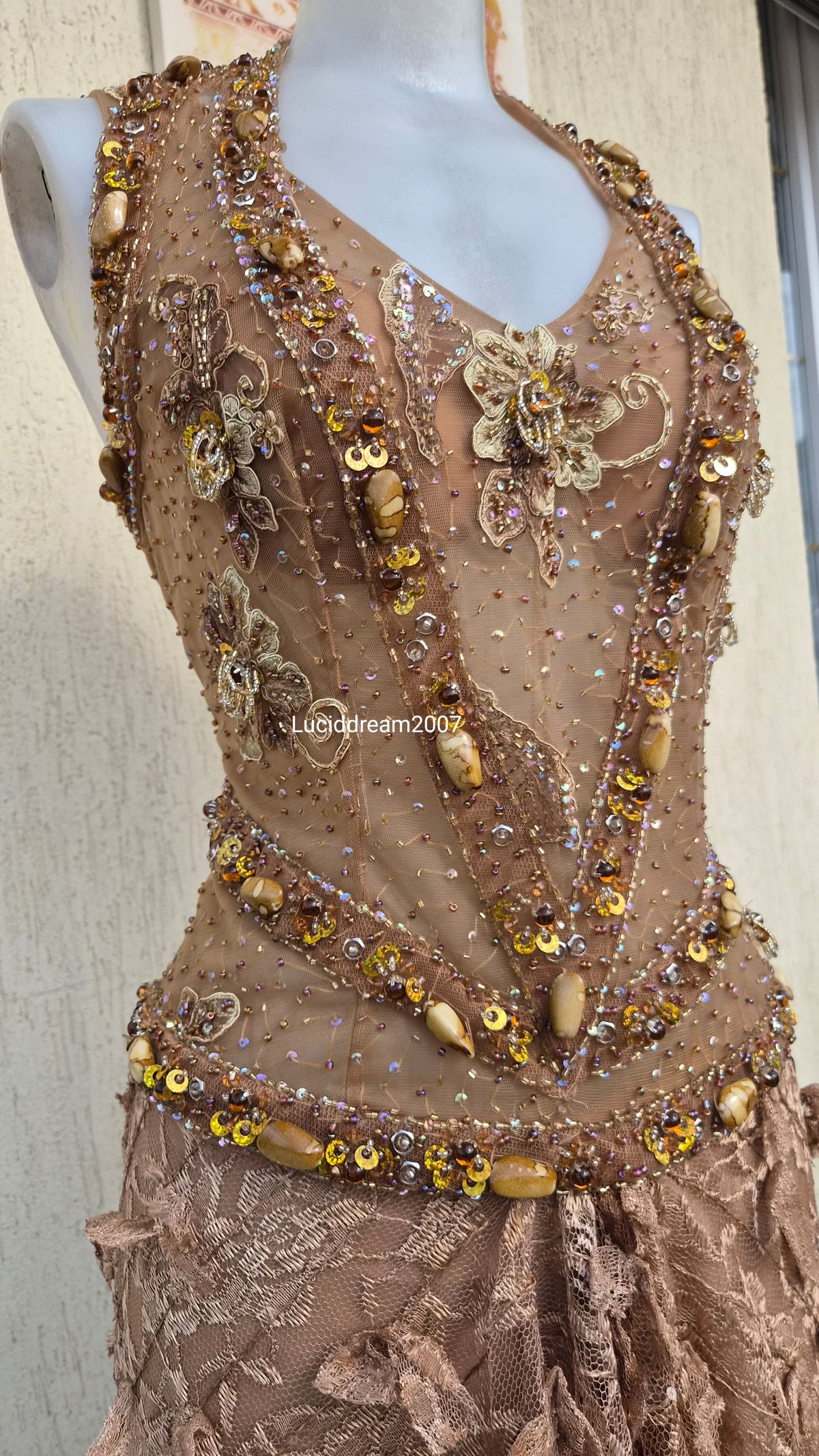 Robe marron et beige brodée