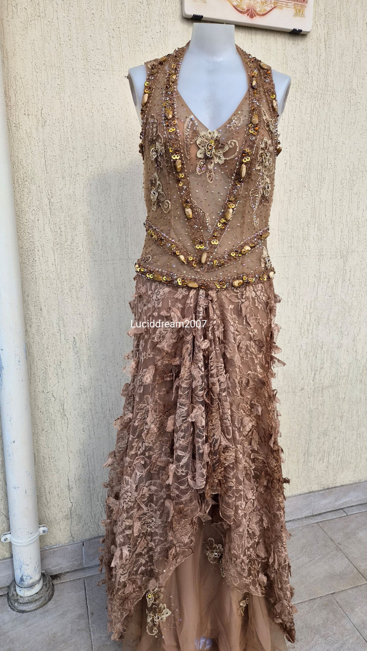 Robe marron et beige brodée