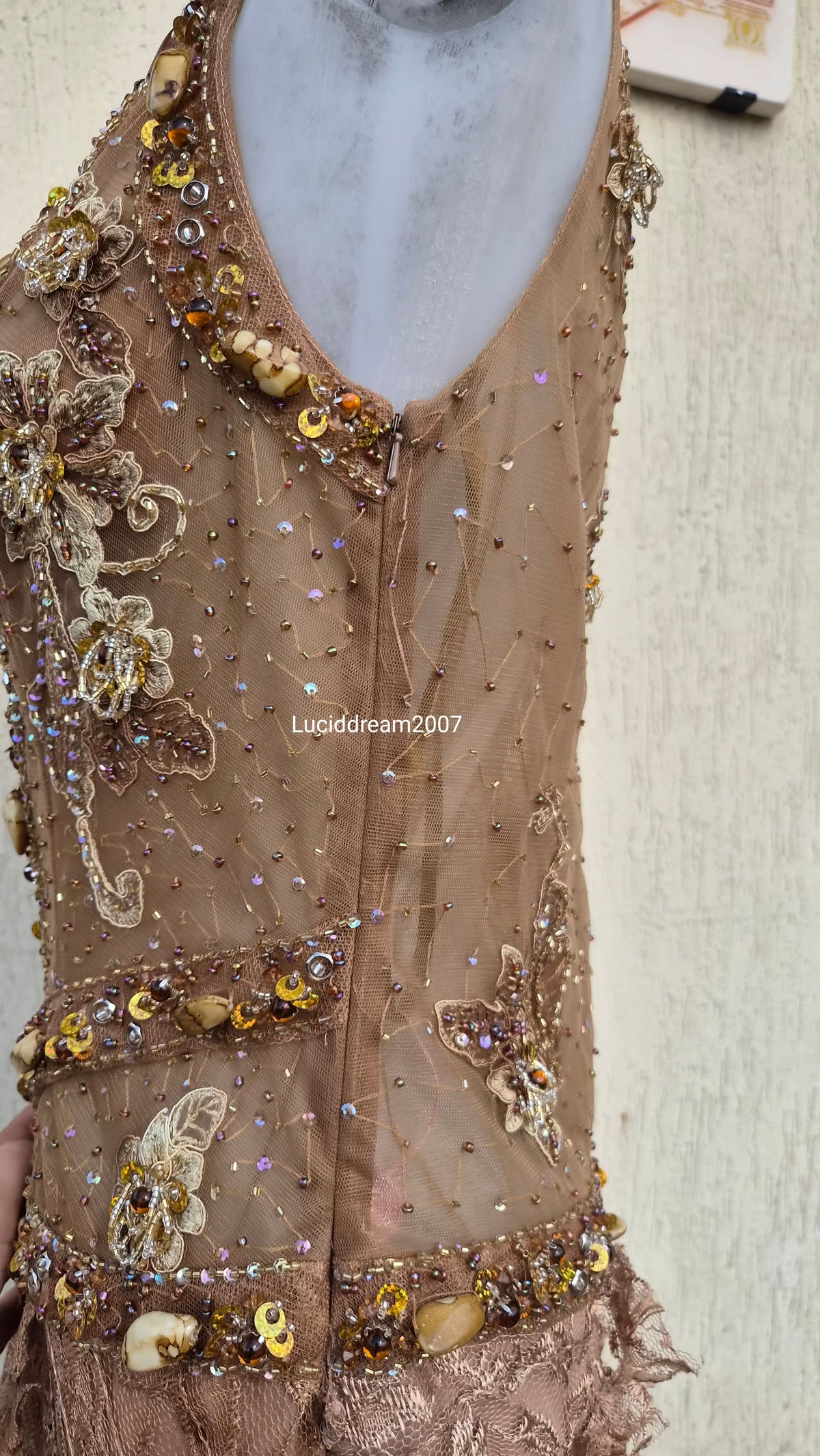 Robe marron et beige brodée